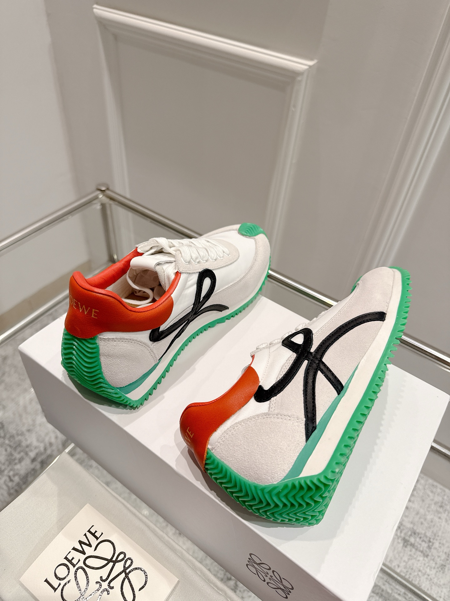 Title: 2025 Cosmopolitan Shoes Collection with Hidden Interiors and New Heel Design Summary: Stylish shoes with unique design and materials, suitable for women (35-40) and men - 图片 5