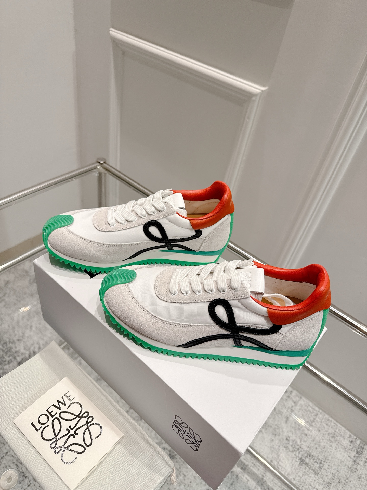 Title: 2025 Cosmopolitan Shoes Collection with Hidden Interiors and New Heel Design Summary: Stylish shoes with unique design and materials, suitable for women (35-40) and men - 图片 3