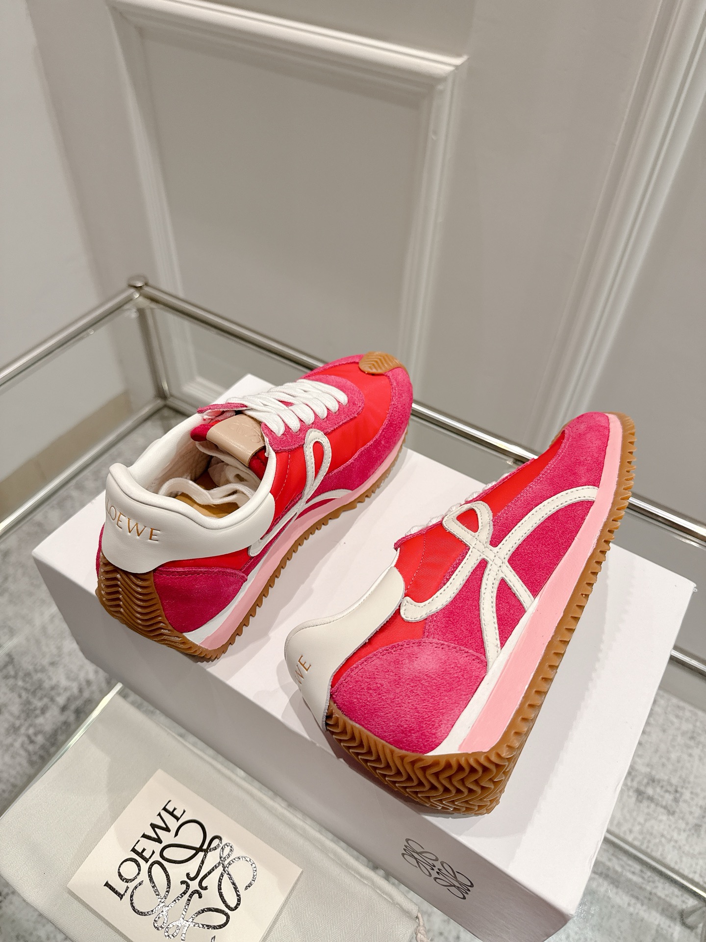 “2025 Cosmopolitan Shoes: High, Soft, and Stylish Design with Unique Heel, Hidden Interiors, and Logo Initials” - 图片 5