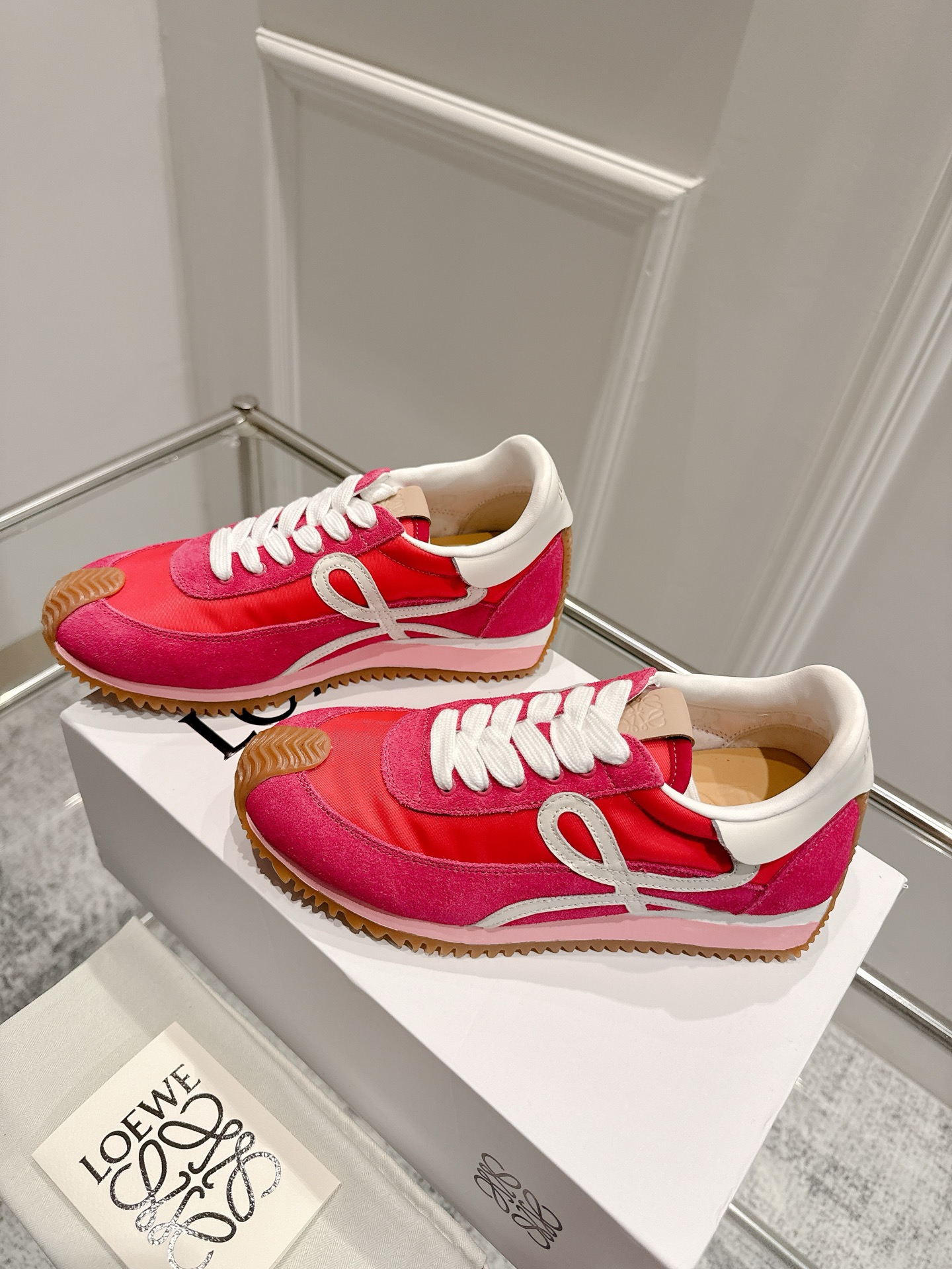 “2025 Cosmopolitan Shoes: High, Soft, and Stylish Design with Unique Heel, Hidden Interiors, and Logo Initials” - 图片 3