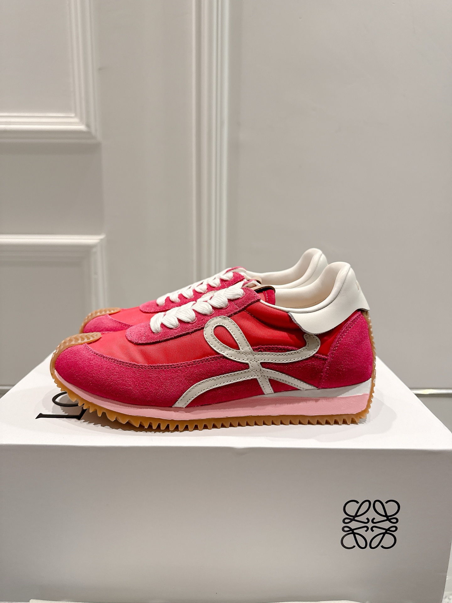 “2025 Cosmopolitan Shoes: High, Soft, and Stylish Design with Unique Heel, Hidden Interiors, and Logo Initials” - 图片 4