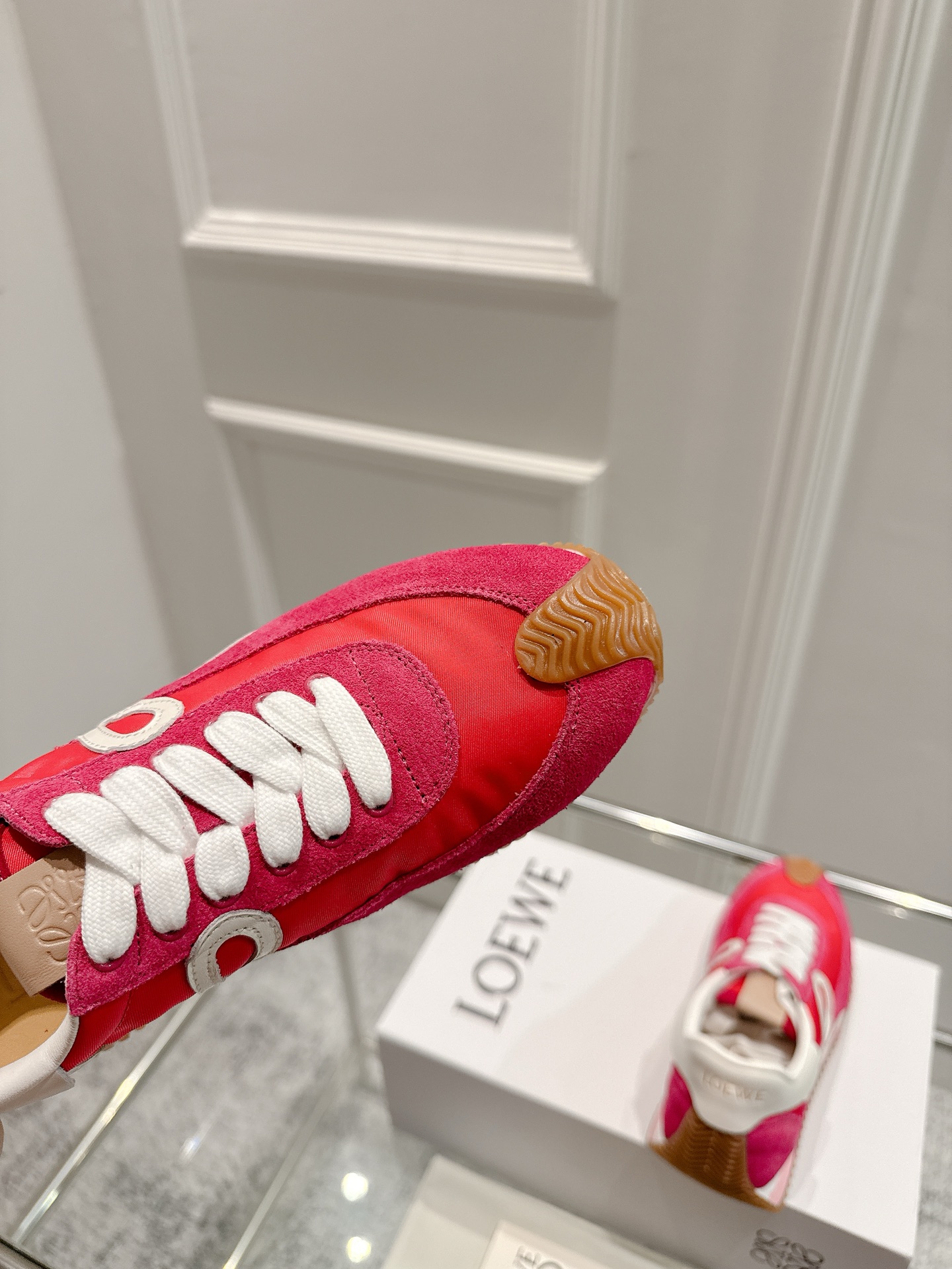 “2025 Cosmopolitan Shoes: High, Soft, and Stylish Design with Unique Heel, Hidden Interiors, and Logo Initials” - 图片 6