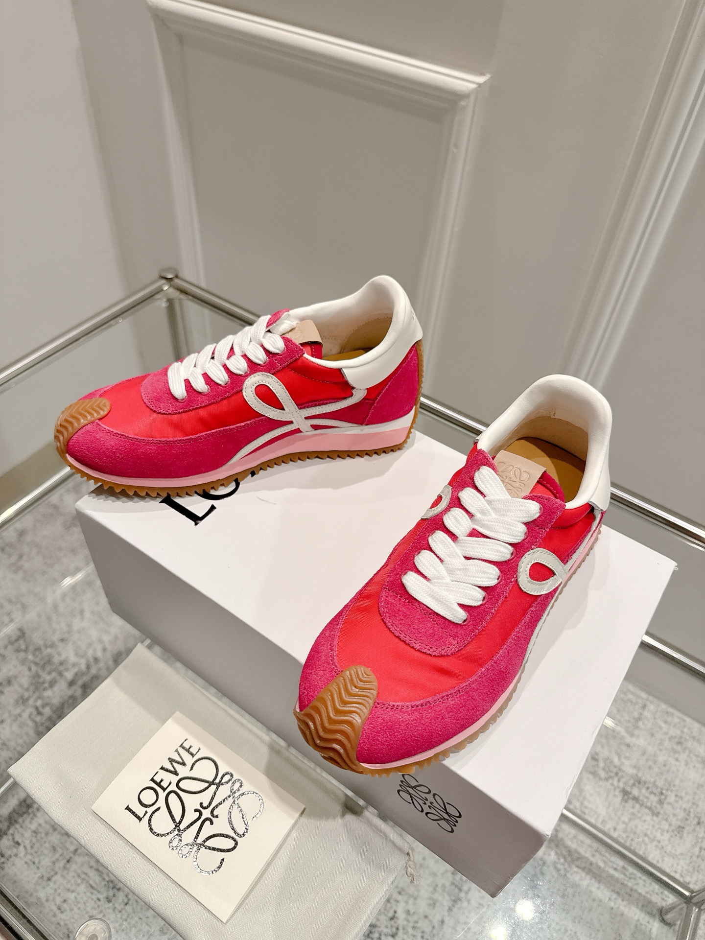 “2025 Cosmopolitan Shoes: High, Soft, and Stylish Design with Unique Heel, Hidden Interiors, and Logo Initials” - 图片 2