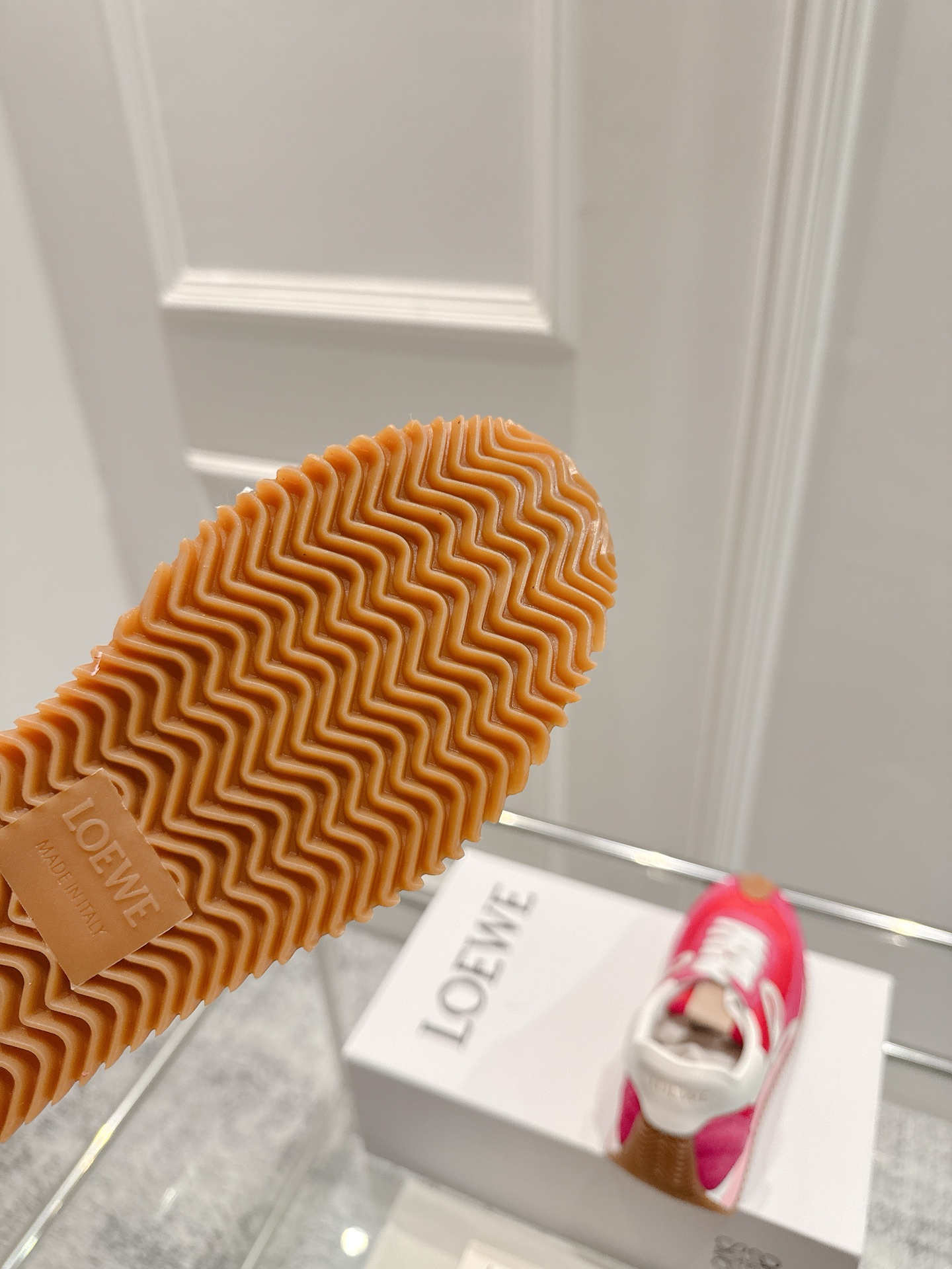 “2025 Cosmopolitan Shoes: High, Soft, and Stylish Design with Unique Heel, Hidden Interiors, and Logo Initials” - 图片 7