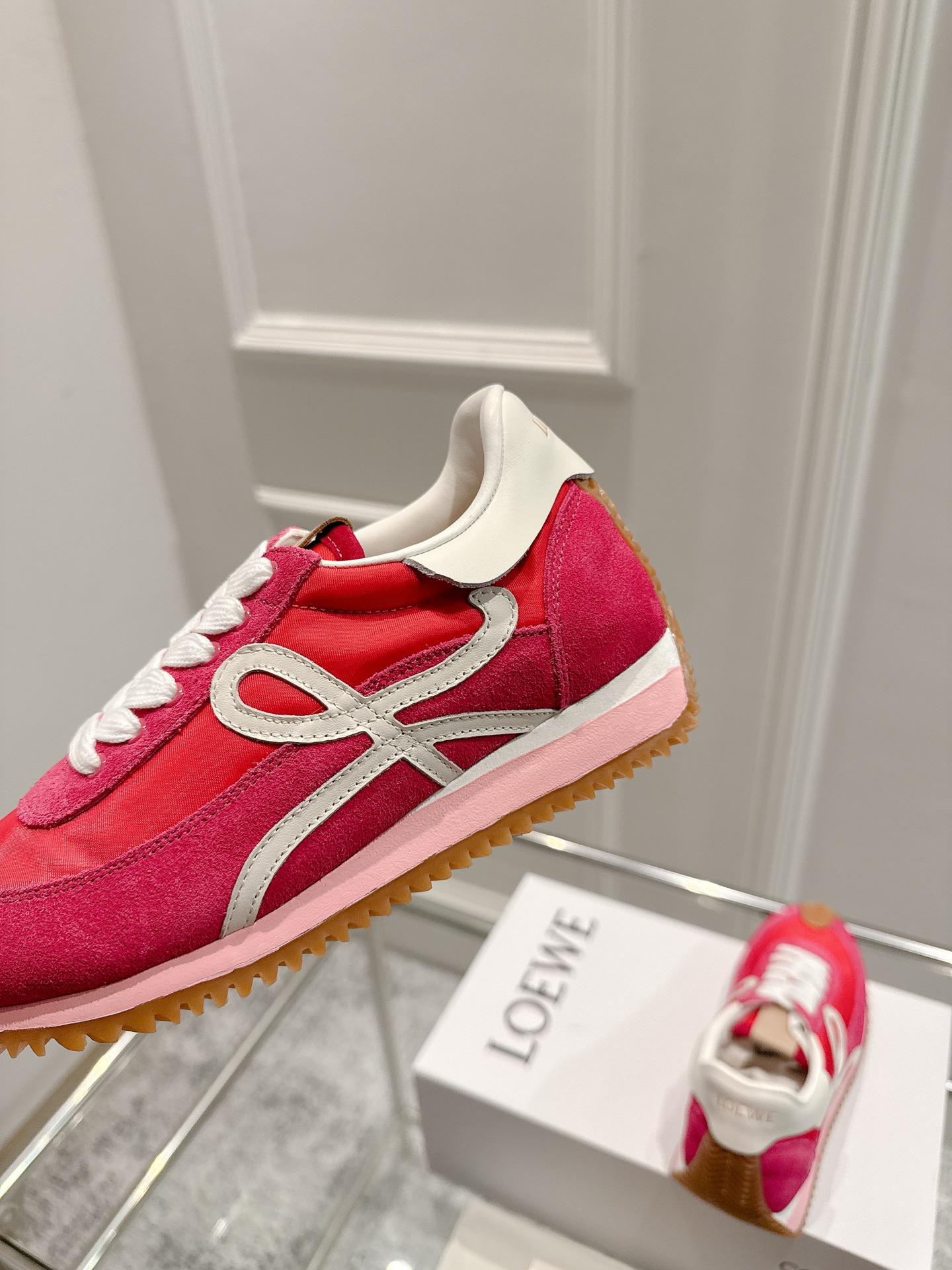 “2025 Cosmopolitan Shoes: High, Soft, and Stylish Design with Unique Heel, Hidden Interiors, and Logo Initials” - 图片 8