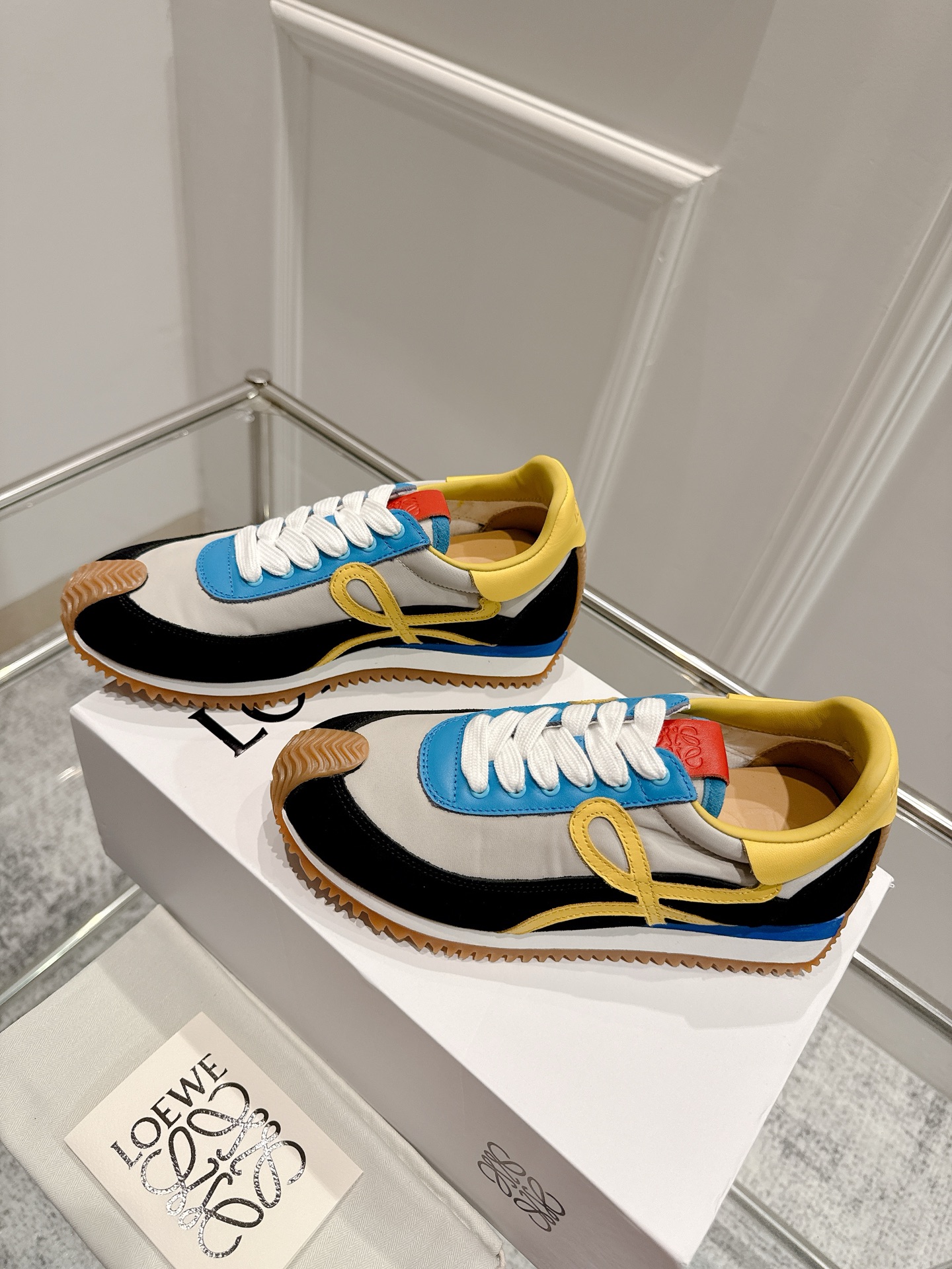 “2025 Cosmopolitan Shoe Collection: Hidden Interiors, High Heels, and Innovative Design” - 图片 3