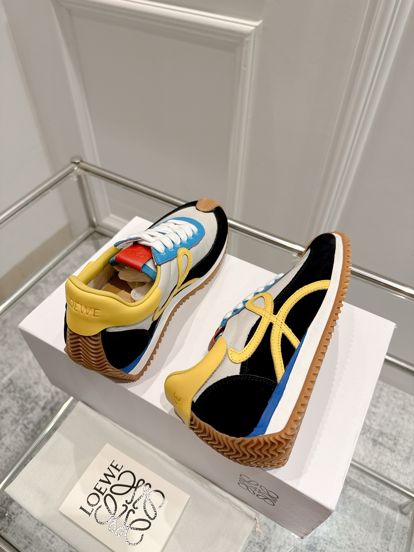 “2025 Cosmopolitan Shoe Collection: Hidden Interiors, High Heels, and Innovative Design” - 图片 5