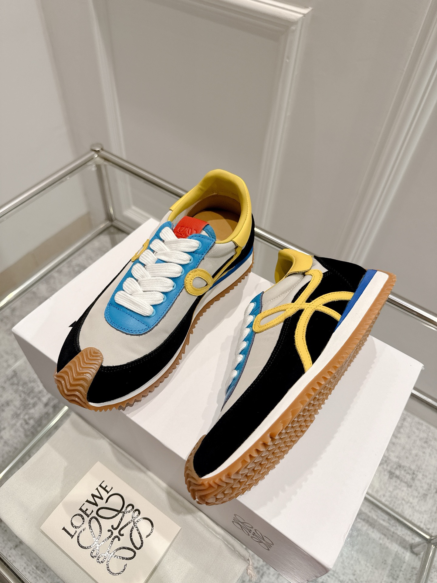 “2025 Cosmopolitan Shoe Collection: Hidden Interiors, High Heels, and Innovative Design”