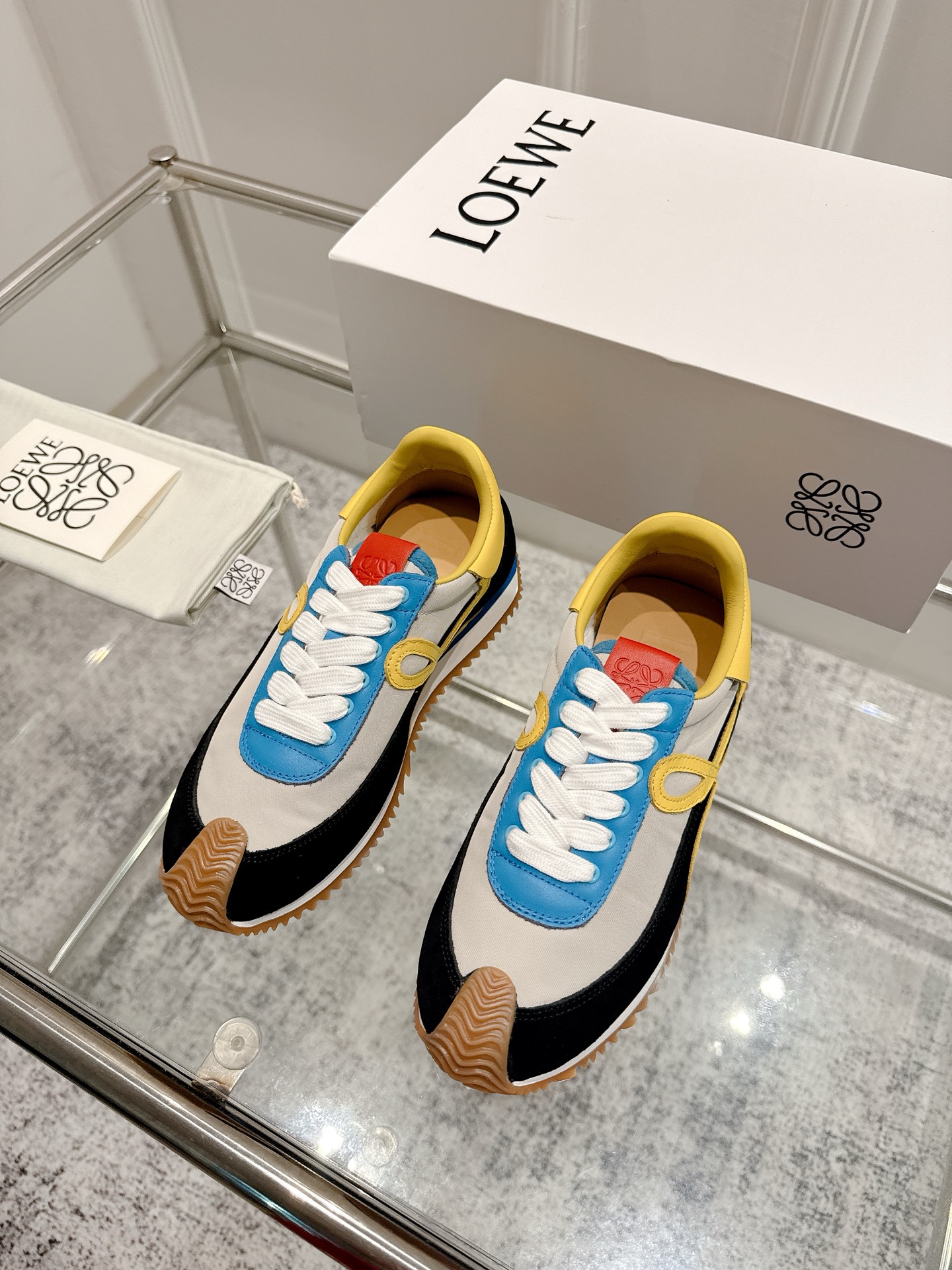 “2025 Cosmopolitan Shoe Collection: Hidden Interiors, High Heels, and Innovative Design” - 图片 9