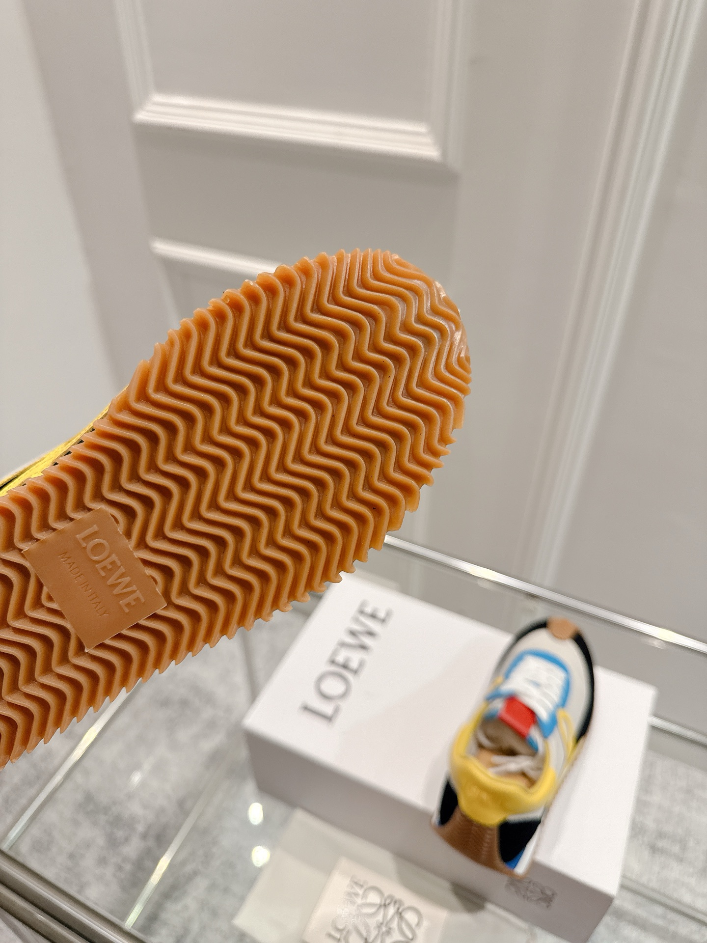 “2025 Cosmopolitan Shoe Collection: Hidden Interiors, High Heels, and Innovative Design” - 图片 7