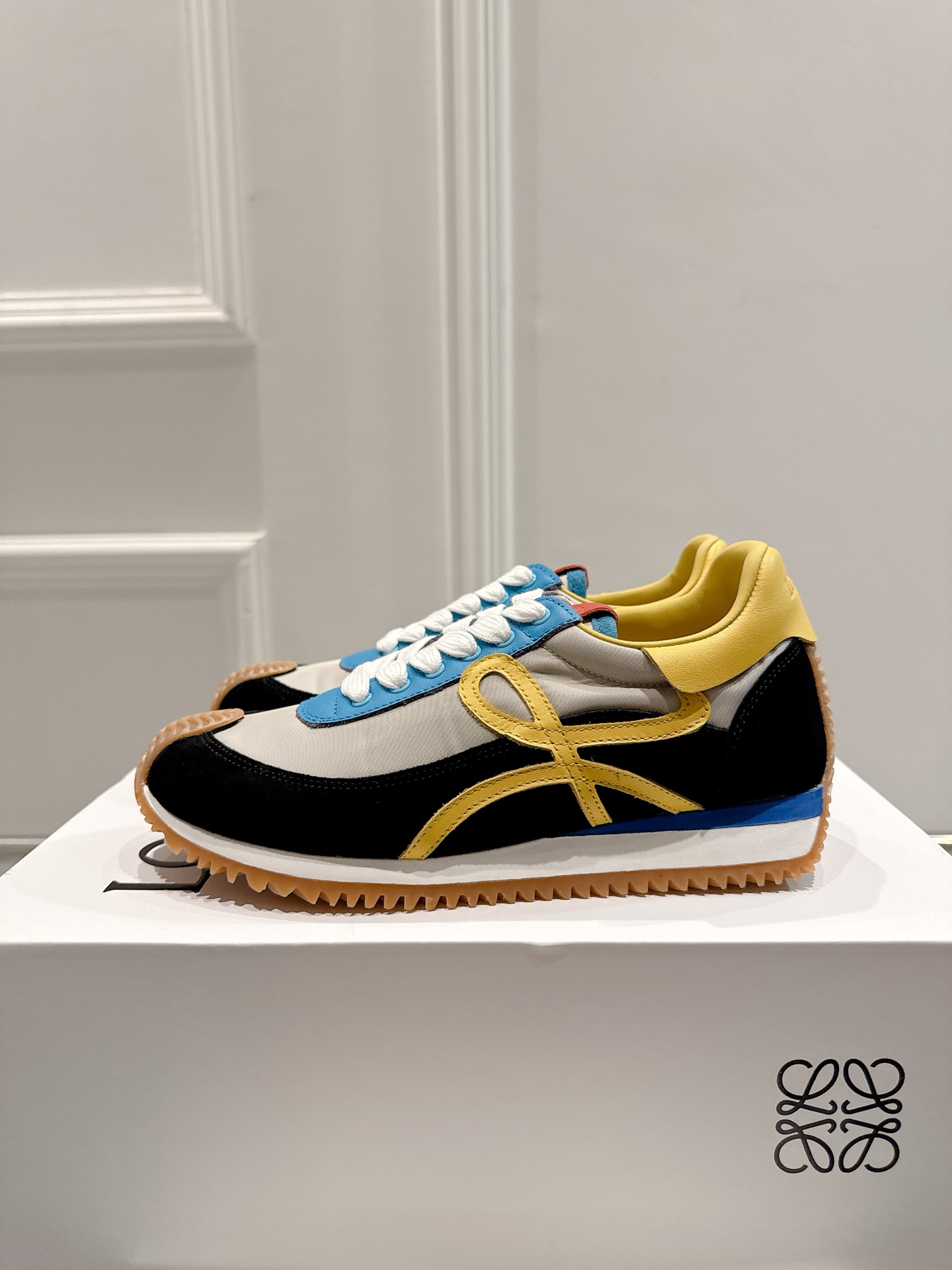 “2025 Cosmopolitan Shoe Collection: Hidden Interiors, High Heels, and Innovative Design” - 图片 4