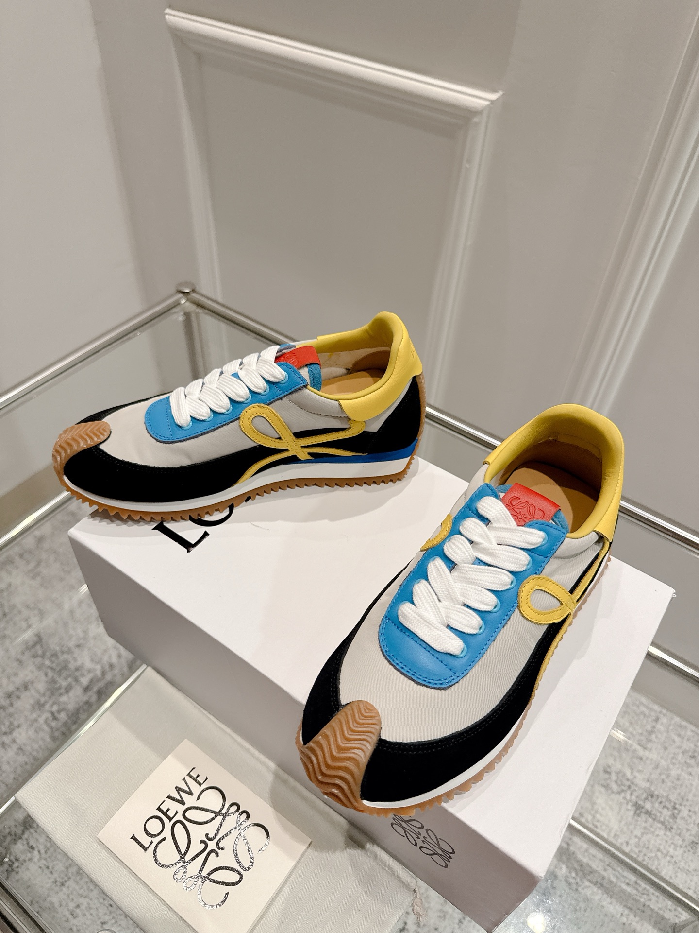 “2025 Cosmopolitan Shoe Collection: Hidden Interiors, High Heels, and Innovative Design” - 图片 2