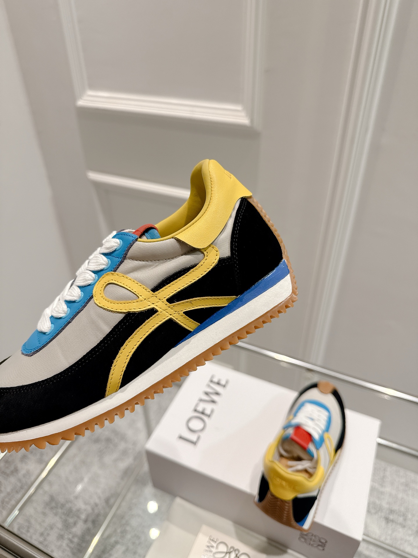 “2025 Cosmopolitan Shoe Collection: Hidden Interiors, High Heels, and Innovative Design” - 图片 8