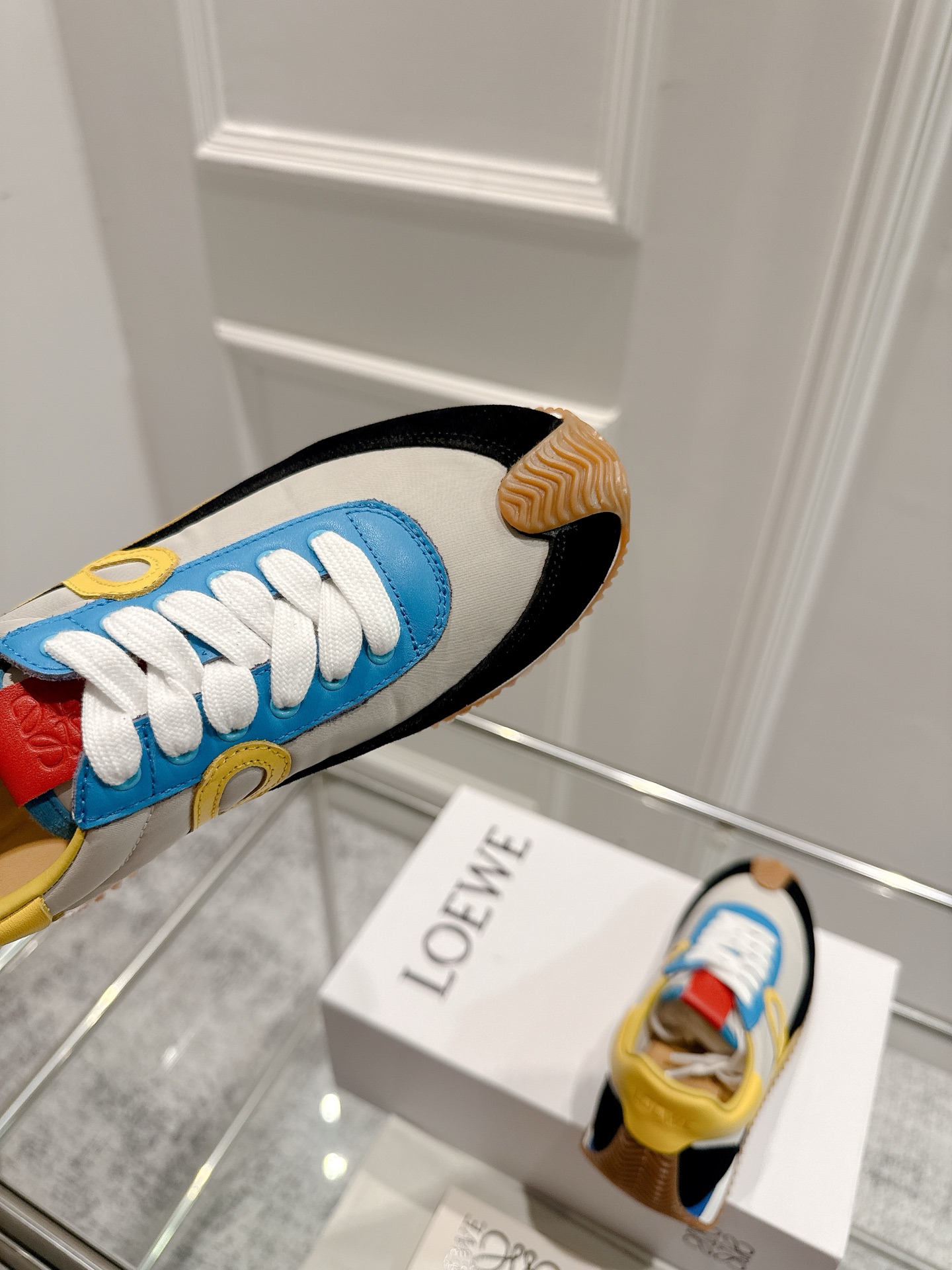 “2025 Cosmopolitan Shoe Collection: Hidden Interiors, High Heels, and Innovative Design” - 图片 6
