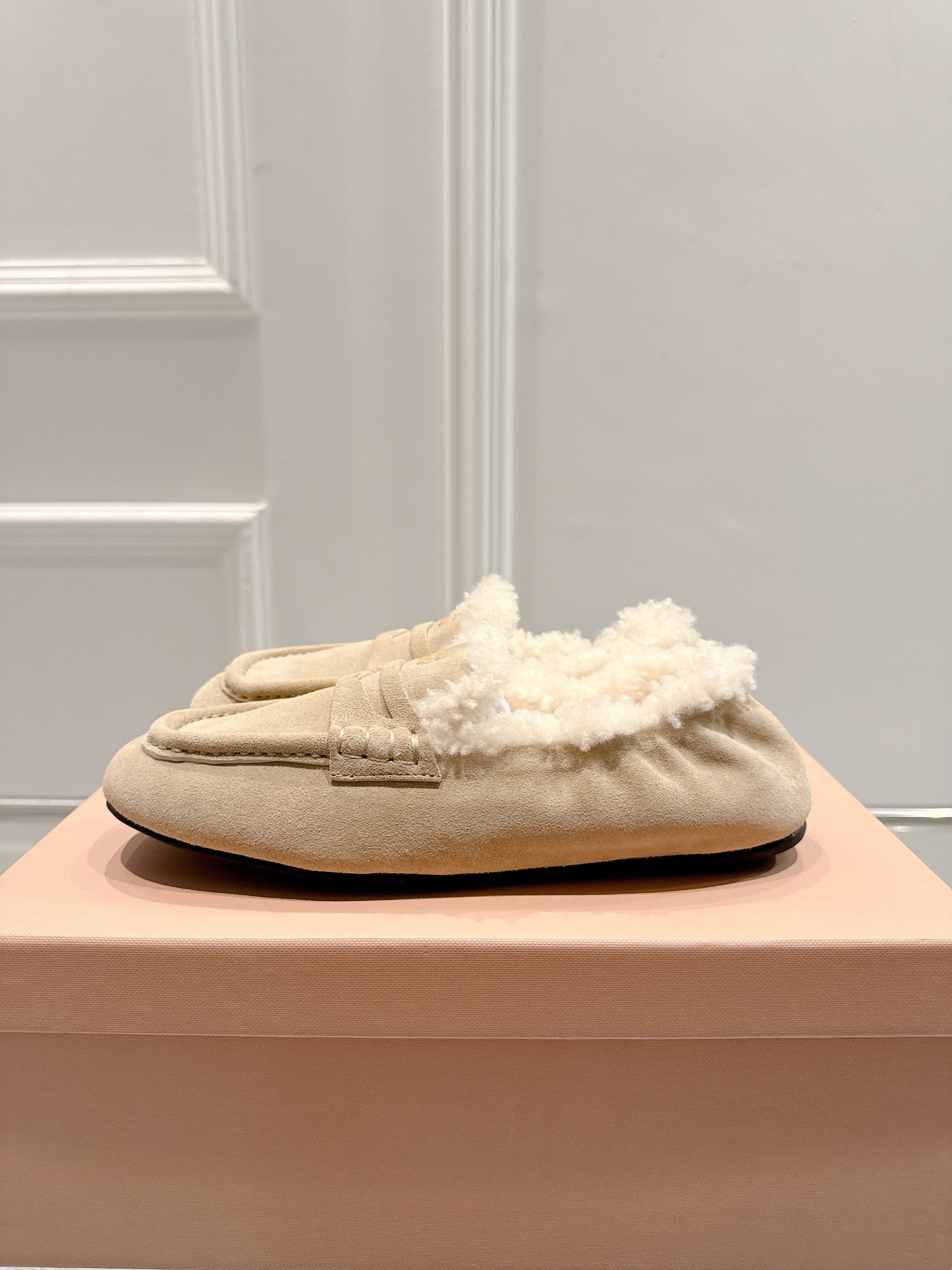 Title: Miumiu 25 Spring Summer Ballet Shoes Collection Overview Summary: Elegant ballet shoes collection with fresh designs, wrinkled details, one-foot style, lavish options in sizes 35-40 - 图片 5