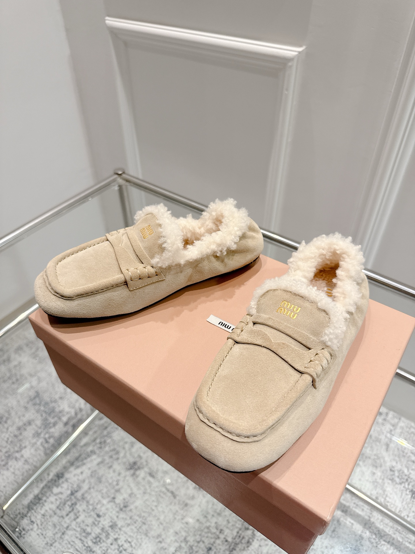 Title: Miumiu 25 Spring Summer Ballet Shoes Collection Overview Summary: Elegant ballet shoes collection with fresh designs, wrinkled details, one-foot style, lavish options in sizes 35-40 - 图片 3