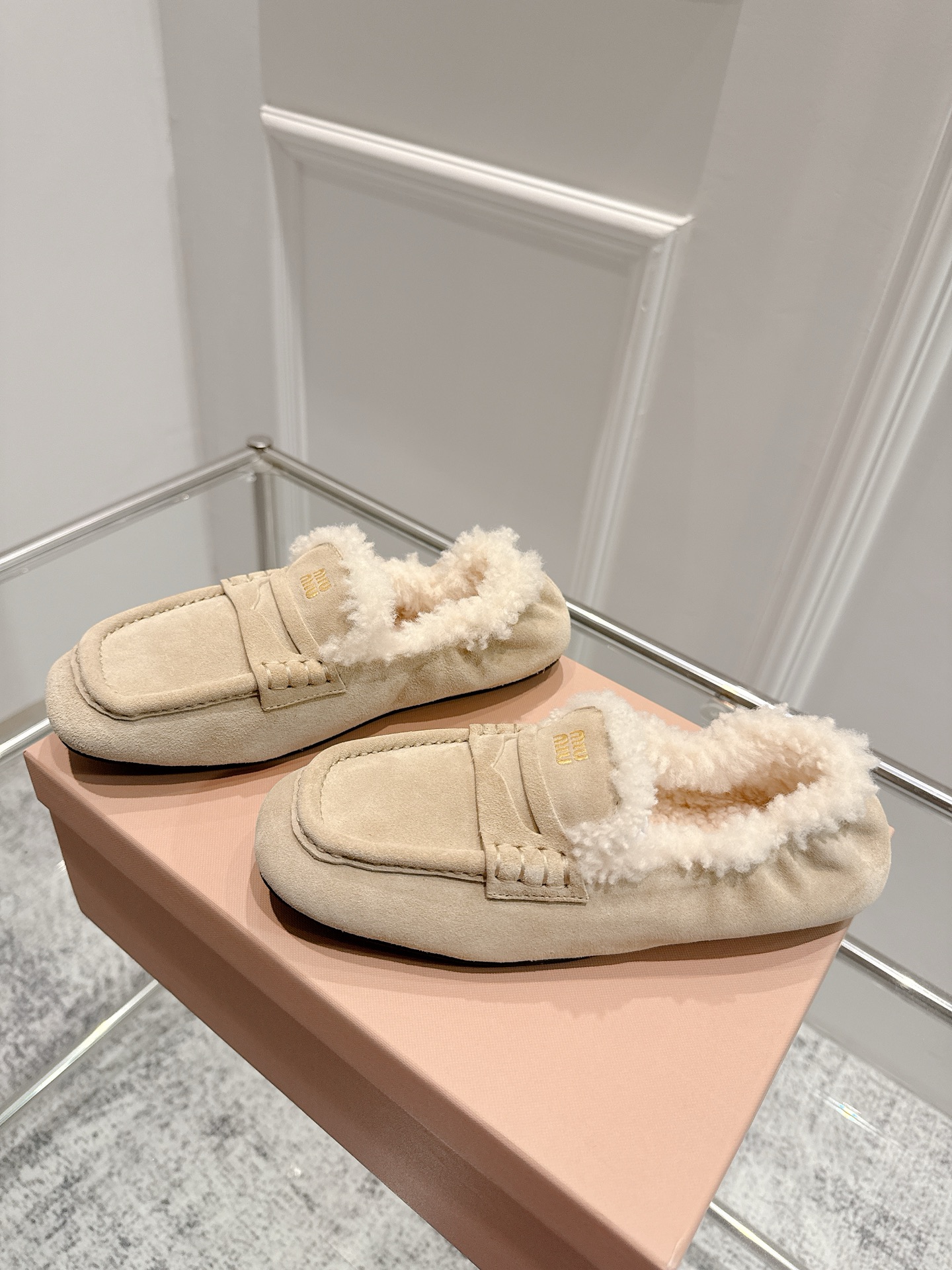 Title: Miumiu 25 Spring Summer Ballet Shoes Collection Overview Summary: Elegant ballet shoes collection with fresh designs, wrinkled details, one-foot style, lavish options in sizes 35-40 - 图片 4