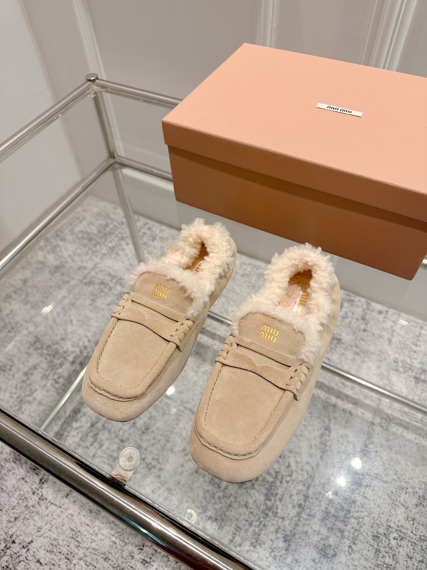Title: Miumiu 25 Spring Summer Ballet Shoes Collection Overview Summary: Elegant ballet shoes collection with fresh designs, wrinkled details, one-foot style, lavish options in sizes 35-40 - 图片 1