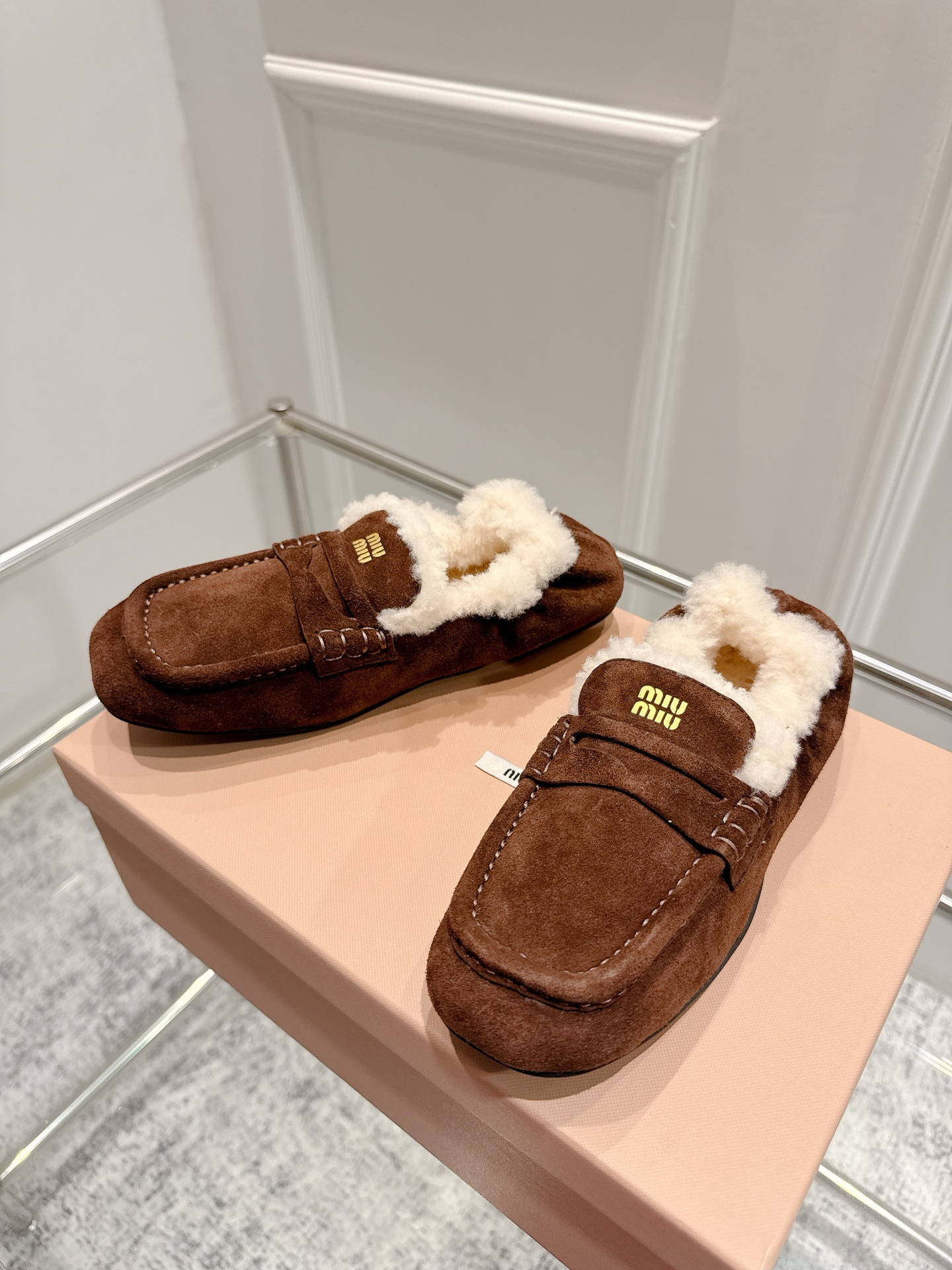 Fashion Review: Miumiu Spring/Summer 25 Collection features ballet shoes with a unique wrinkled design and lavish details. - 图片 3