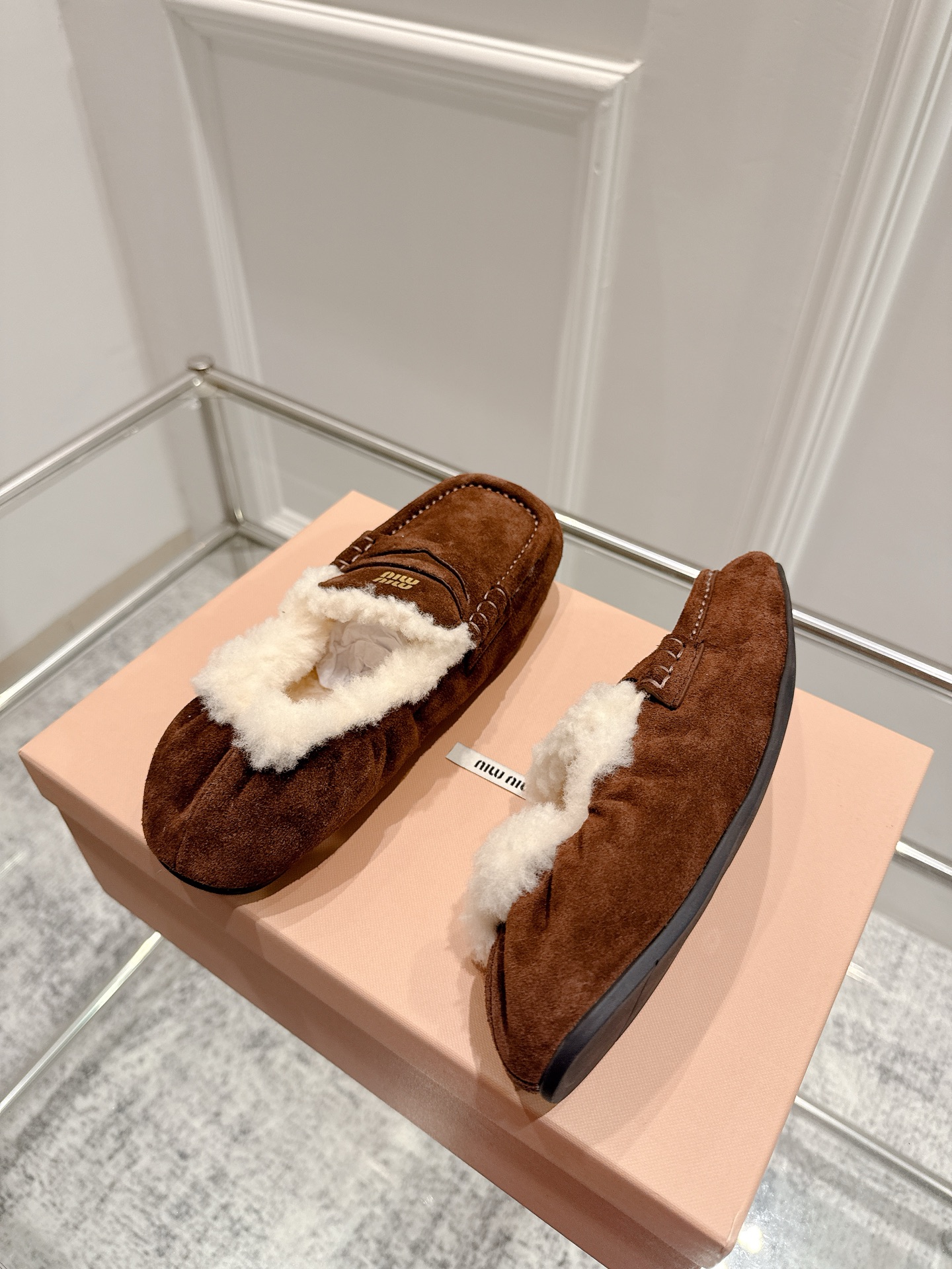 Fashion Review: Miumiu Spring/Summer 25 Collection features ballet shoes with a unique wrinkled design and lavish details. - 图片 6
