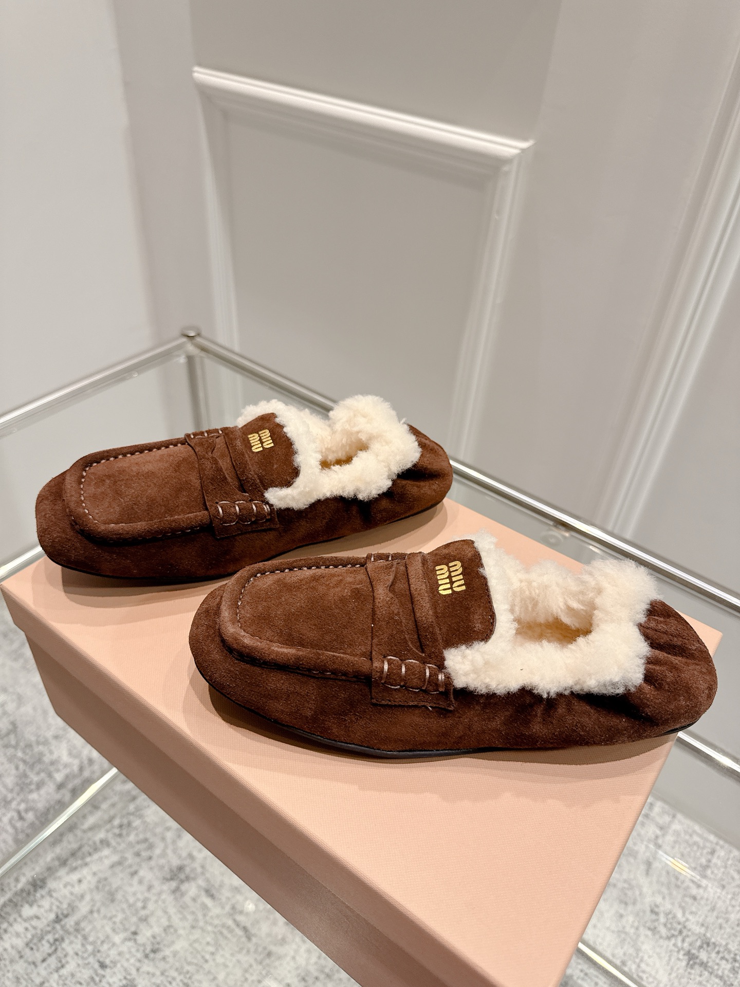 Fashion Review: Miumiu Spring/Summer 25 Collection features ballet shoes with a unique wrinkled design and lavish details. - 图片 4