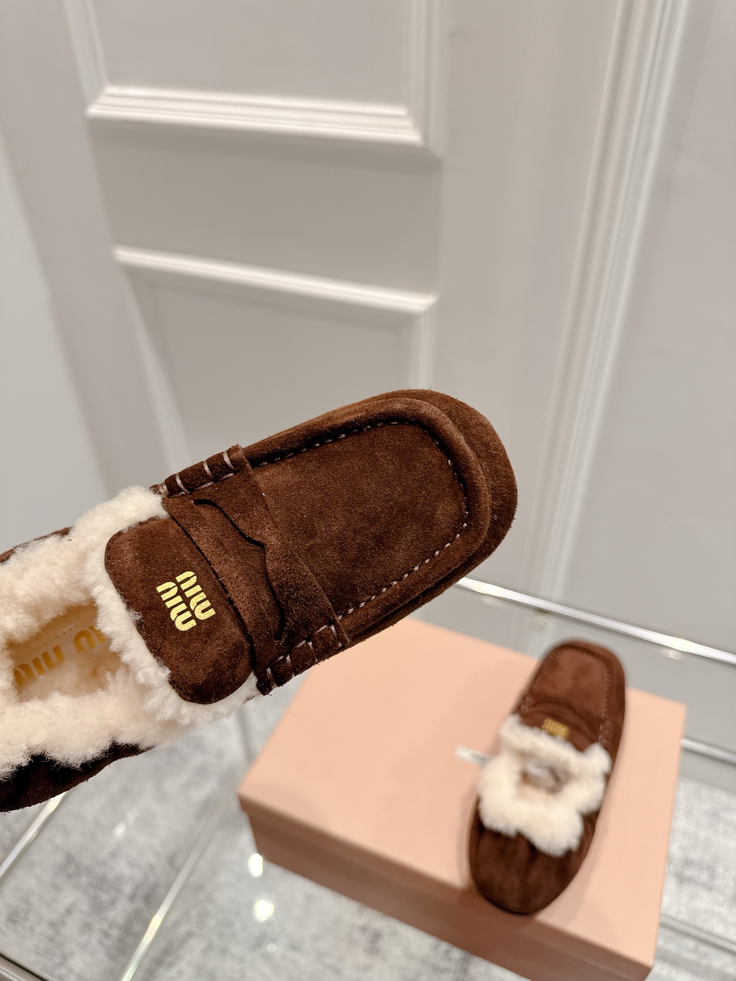 Fashion Review: Miumiu Spring/Summer 25 Collection features ballet shoes with a unique wrinkled design and lavish details. - 图片 7