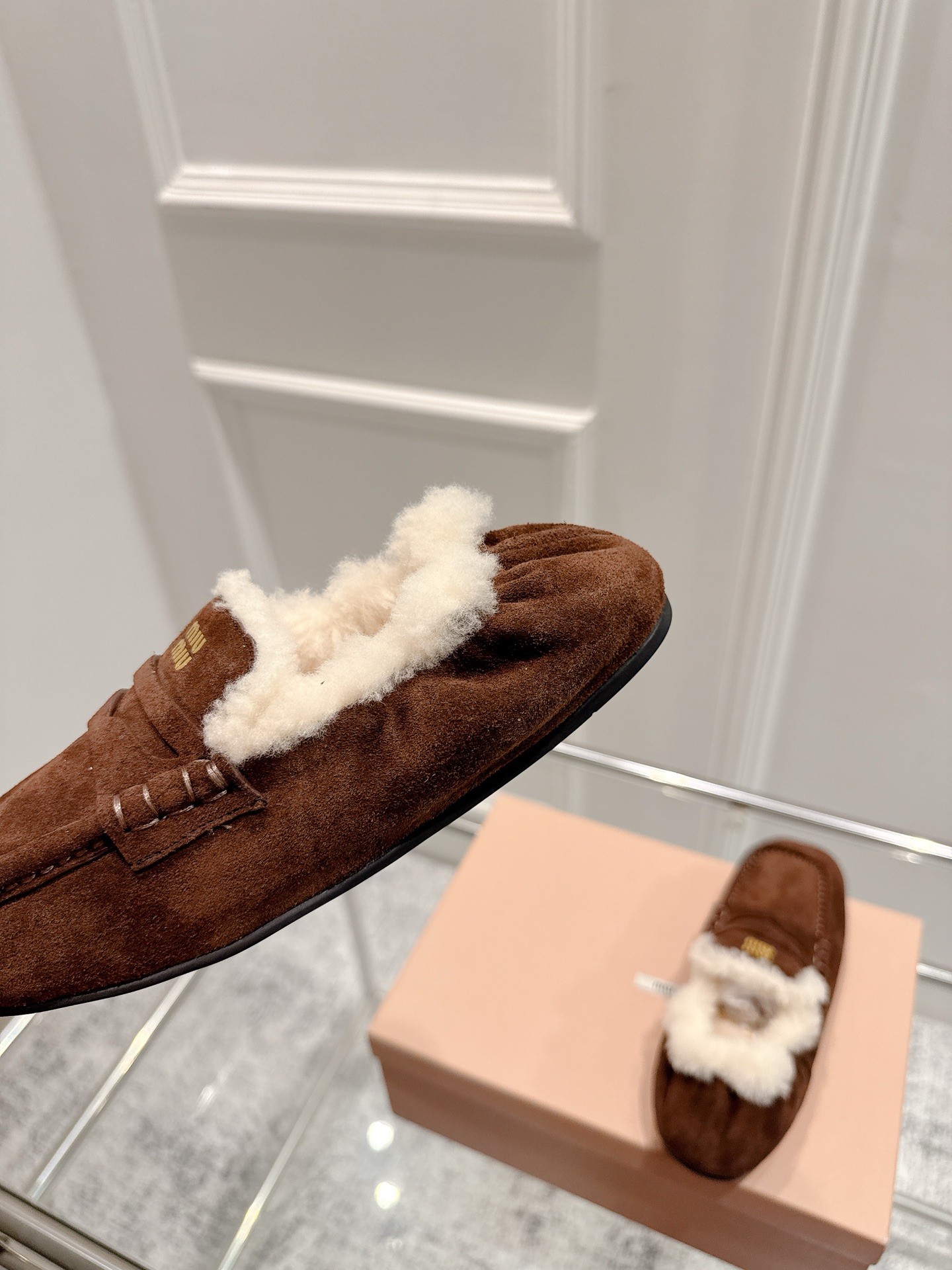 Fashion Review: Miumiu Spring/Summer 25 Collection features ballet shoes with a unique wrinkled design and lavish details. - 图片 9