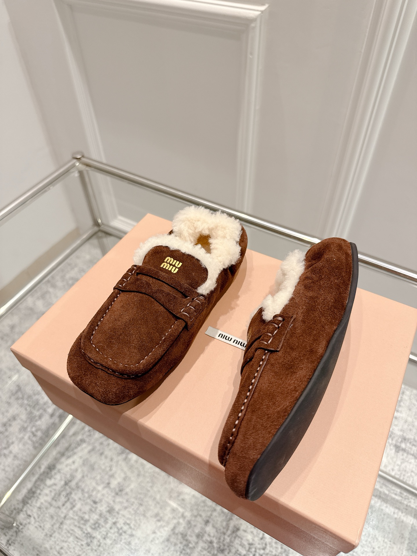Fashion Review: Miumiu Spring/Summer 25 Collection features ballet shoes with a unique wrinkled design and lavish details. - 图片 2