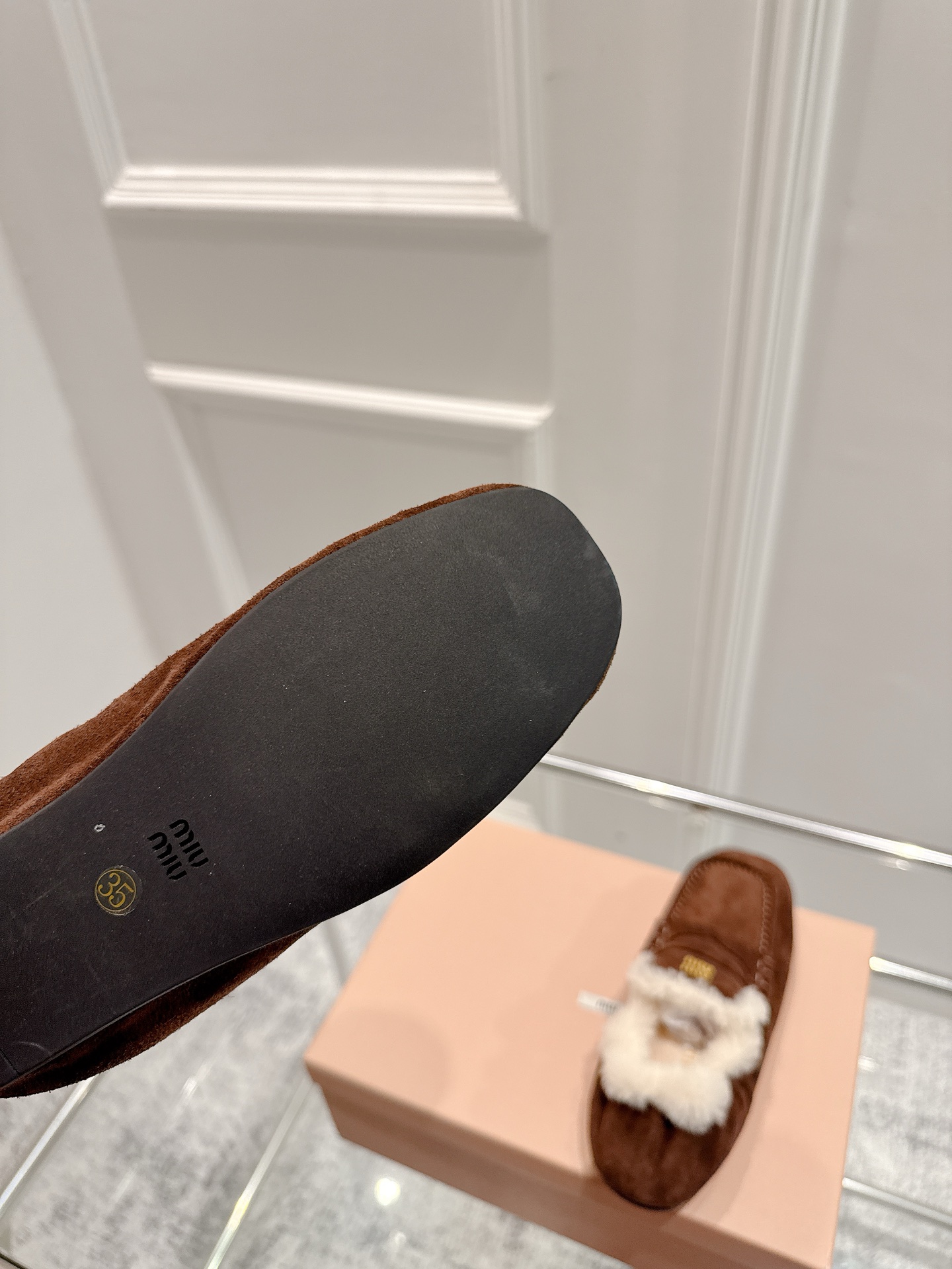 Fashion Review: Miumiu Spring/Summer 25 Collection features ballet shoes with a unique wrinkled design and lavish details. - 图片 8