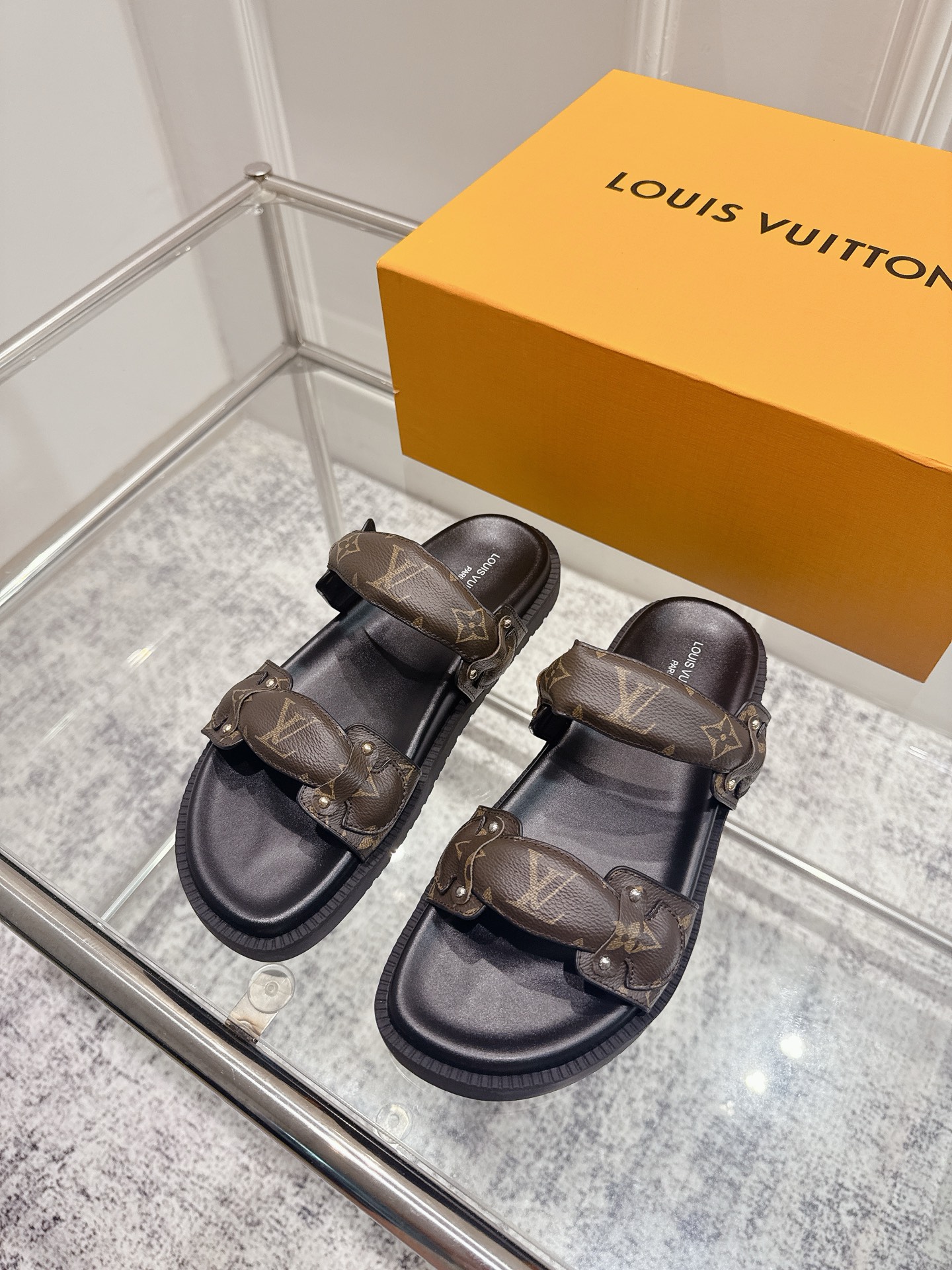 NO:462005,Top version: Couple model Louis Vuitton 2025. New model, Louis Vuitton spring and summer new slippers are on the market, 1:1 high-end customization, instantly kill all imitations, original mold opening LOGO decoration, both fashionable and beautiful, fabric: imported cowhide, inner sheepskin, exquisite original shoe last, large sole original mold opening, sole watering platform 4 cm. Size 35-45 more new colors will be updated one after another, slipper sandals, louis vuitton, louis vuitton, sandals, slippers, cowhide, sheepskin19860909顶级版本:情侣款 Louis Vuitton2025.新款,路易威登春夏新款拖鞋火爆上市,1:1高级定制,秒杀一切仿品,原版开模LOGO装饰,既时尚又美观,面料:进口牛皮,内里羊皮,精美原版鞋楦,大底原版开模,鞋底加水台4厘米.码数35—45多可选新色会陆续更新,拖鞋凉鞋,louis vuitton,louis vuitton,sandals,slippers,cowhide,sheepskin,Women's Shoes