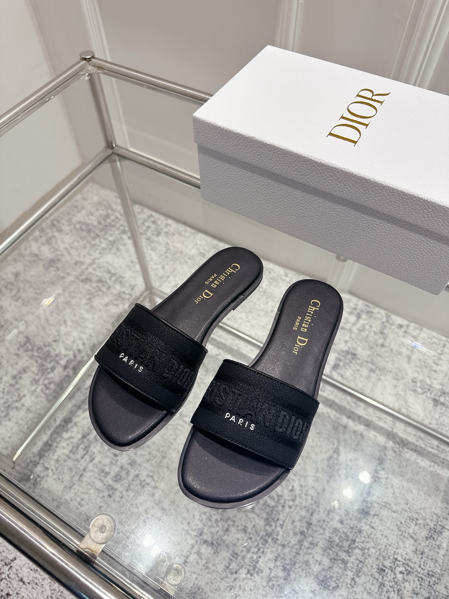 NO:461997,High-version Dior 2025 Spring and Summer New DWAY Flat-soled Flip-flop Color-blocking Women's Shoes CD Letter Logo Three-dimensional Embroidered Cylindrical Heel Sandals Square Toe Thick Heel Jelly Color Open-toe Slippers Original Development Top Version Material: Upper Original Consistent Washed Lychee Cowhide Electric Embroidery High Temperature Water-soluble Cotton Technology Fabric + Water-dyed Cowhide Foot-in-Inner + Imitation Leather Outsole Heel Heel Heel: 1.5CM size34-43 (34.40.41.42 Customized, no return or replacement), slippers, dior, dior, sandals, slippers, cowhide, Leather soles19860909高版本 迪奥 Dior 2025 春夏新款 DWAY 平底一字拖拼色女鞋 CD字母logo立体刺绣圆柱跟凉鞋 方头粗跟果冻色露趾拖鞋 原版开发市面顶级版本 材质:鞋面原版一致水洗荔枝牛皮电绣高温水溶棉质科技面料+水染牛皮垫脚内里+仿真皮大底 跟高:1.5CM size34-43（34.40.41.42定做不退不换）,拖鞋,dior,dior,sandals,slippers,cowhide,Leather soles,Women's Shoes