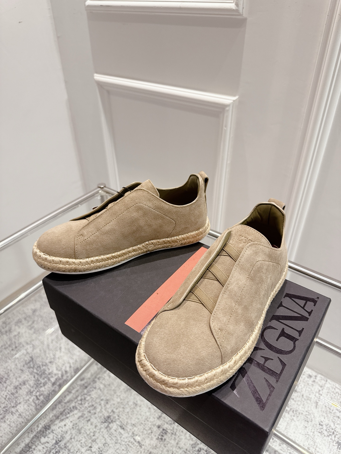 顶级版本:💰男款p888 Zegna杰尼亚 2025SS新款夏季新品休闲鹿皮奢华麻绳底一脚蹬渔夫鞋小白鞋单鞋男 Triple Stitch 是一款精致的休闲鞋履，饰有标志性三重交叉松紧细节，灵感源于三重手缝线迹造型，彰显了杰尼亚的悠久传承。这款皮革衬里鹿皮球鞋饰有骆马色装饰细节，采用便鞋鞋型且质感轻盈，配有灵活的橡胶外底，穿脱轻松，舒适不凡。鞋面油边工艺、鞋舌饰有标志性 Zegna 标识细节，彰显品牌风范。 面料：高丝光牛京、鹿皮 内里：牛皮 码数：38-46（38、45、46定做） 标准皮鞋尺码。注：可定做无标私聊 - 图片 3