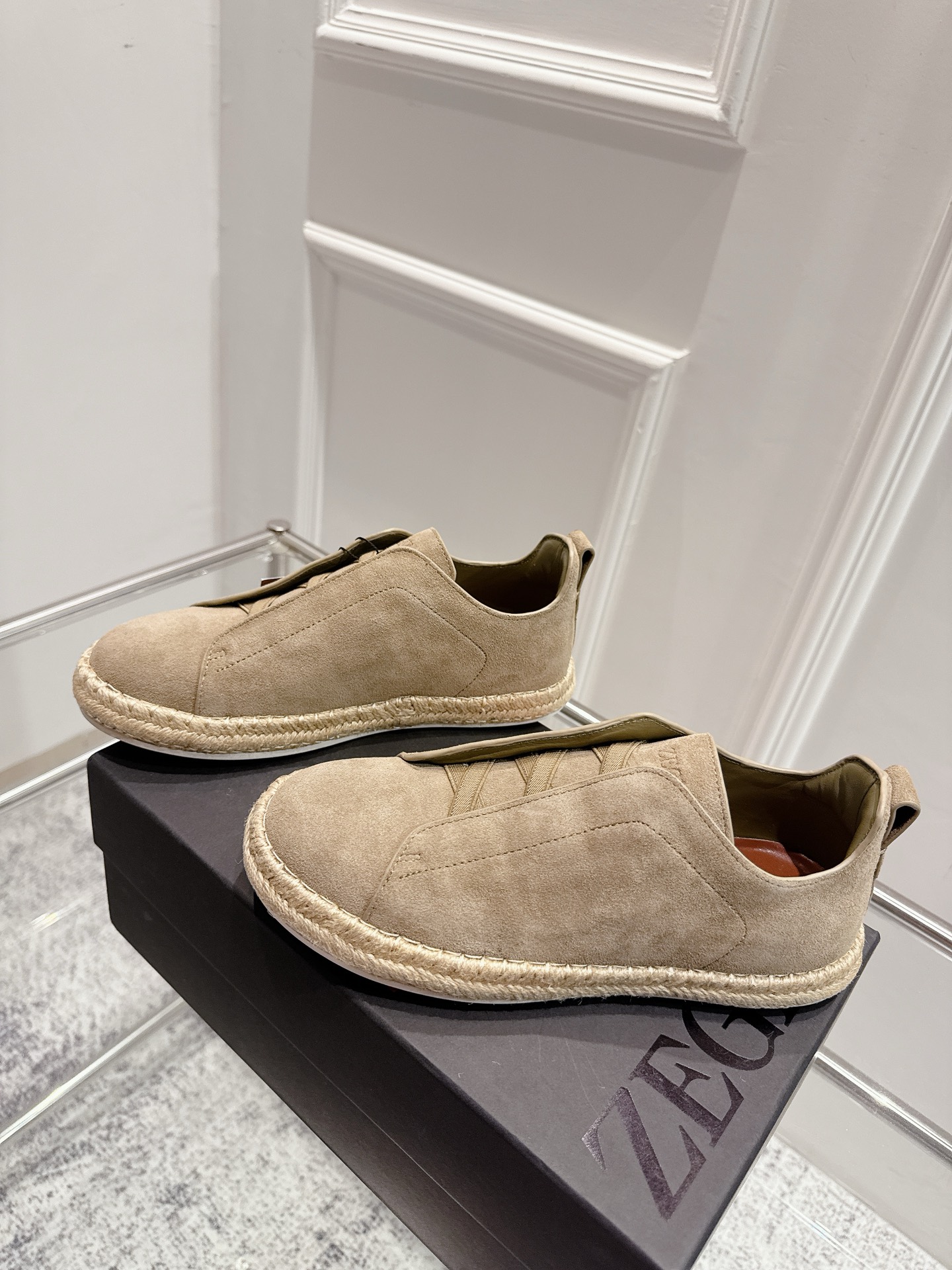 顶级版本:💰男款p888 Zegna杰尼亚 2025SS新款夏季新品休闲鹿皮奢华麻绳底一脚蹬渔夫鞋小白鞋单鞋男 Triple Stitch 是一款精致的休闲鞋履，饰有标志性三重交叉松紧细节，灵感源于三重手缝线迹造型，彰显了杰尼亚的悠久传承。这款皮革衬里鹿皮球鞋饰有骆马色装饰细节，采用便鞋鞋型且质感轻盈，配有灵活的橡胶外底，穿脱轻松，舒适不凡。鞋面油边工艺、鞋舌饰有标志性 Zegna 标识细节，彰显品牌风范。 面料：高丝光牛京、鹿皮 内里：牛皮 码数：38-46（38、45、46定做） 标准皮鞋尺码。注：可定做无标私聊 - 图片 4