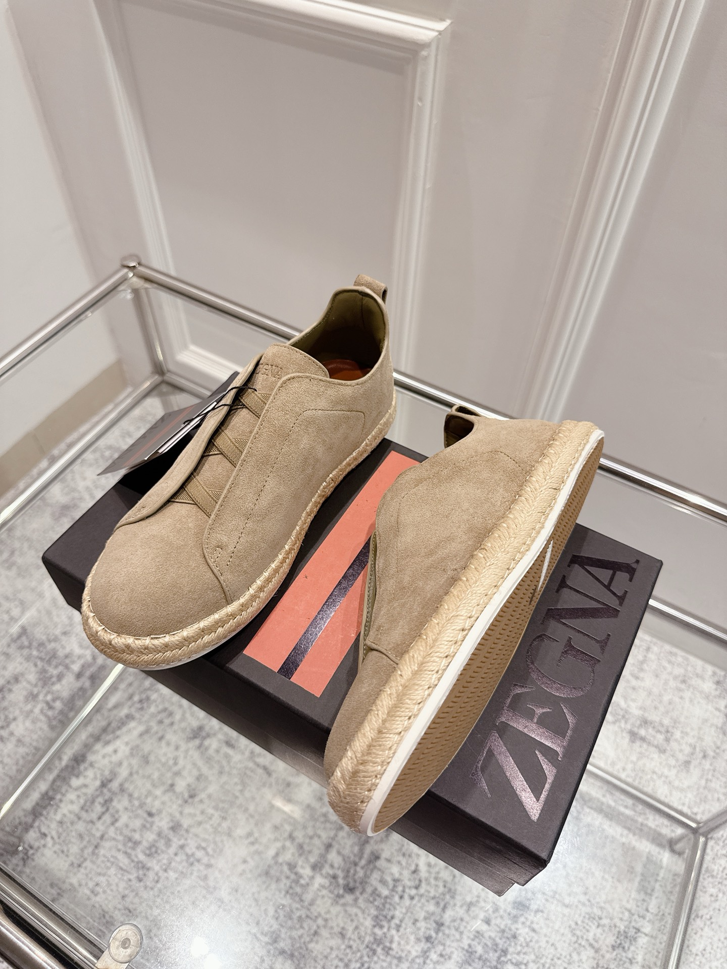 顶级版本:💰男款p888 Zegna杰尼亚 2025SS新款夏季新品休闲鹿皮奢华麻绳底一脚蹬渔夫鞋小白鞋单鞋男 Triple Stitch 是一款精致的休闲鞋履，饰有标志性三重交叉松紧细节，灵感源于三重手缝线迹造型，彰显了杰尼亚的悠久传承。这款皮革衬里鹿皮球鞋饰有骆马色装饰细节，采用便鞋鞋型且质感轻盈，配有灵活的橡胶外底，穿脱轻松，舒适不凡。鞋面油边工艺、鞋舌饰有标志性 Zegna 标识细节，彰显品牌风范。 面料：高丝光牛京、鹿皮 内里：牛皮 码数：38-46（38、45、46定做） 标准皮鞋尺码。注：可定做无标私聊 - 图片 2