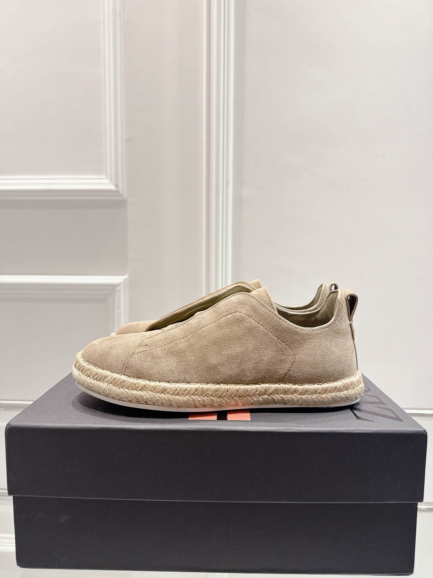 顶级版本:💰男款p888 Zegna杰尼亚 2025SS新款夏季新品休闲鹿皮奢华麻绳底一脚蹬渔夫鞋小白鞋单鞋男 Triple Stitch 是一款精致的休闲鞋履，饰有标志性三重交叉松紧细节，灵感源于三重手缝线迹造型，彰显了杰尼亚的悠久传承。这款皮革衬里鹿皮球鞋饰有骆马色装饰细节，采用便鞋鞋型且质感轻盈，配有灵活的橡胶外底，穿脱轻松，舒适不凡。鞋面油边工艺、鞋舌饰有标志性 Zegna 标识细节，彰显品牌风范。 面料：高丝光牛京、鹿皮 内里：牛皮 码数：38-46（38、45、46定做） 标准皮鞋尺码。注：可定做无标私聊 - 图片 5