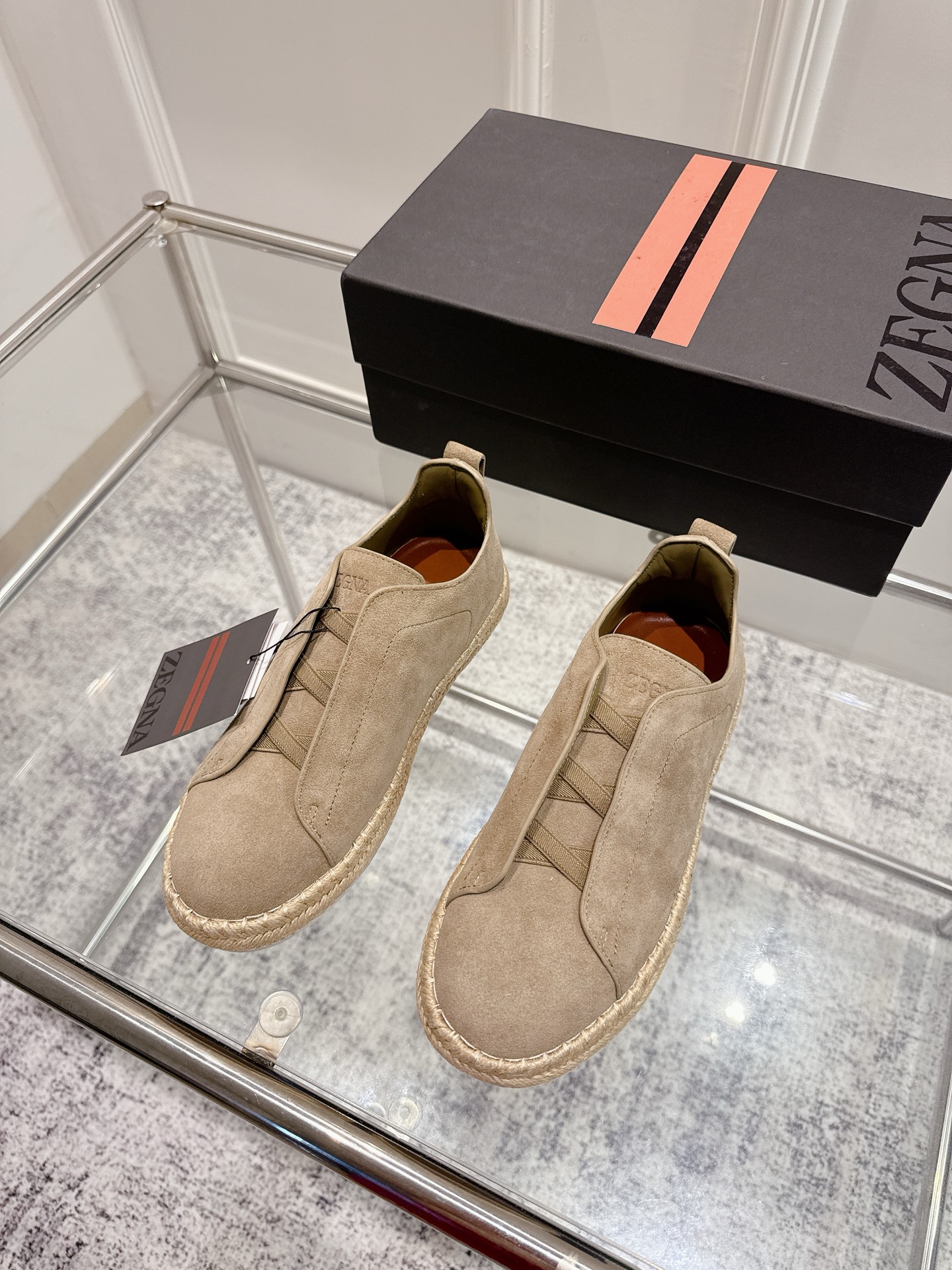 顶级版本:💰男款p888 Zegna杰尼亚 2025SS新款夏季新品休闲鹿皮奢华麻绳底一脚蹬渔夫鞋小白鞋单鞋男 Triple Stitch 是一款精致的休闲鞋履，饰有标志性三重交叉松紧细节，灵感源于三重手缝线迹造型，彰显了杰尼亚的悠久传承。这款皮革衬里鹿皮球鞋饰有骆马色装饰细节，采用便鞋鞋型且质感轻盈，配有灵活的橡胶外底，穿脱轻松，舒适不凡。鞋面油边工艺、鞋舌饰有标志性 Zegna 标识细节，彰显品牌风范。 面料：高丝光牛京、鹿皮 内里：牛皮 码数：38-46（38、45、46定做） 标准皮鞋尺码。注：可定做无标私聊 - 图片 1