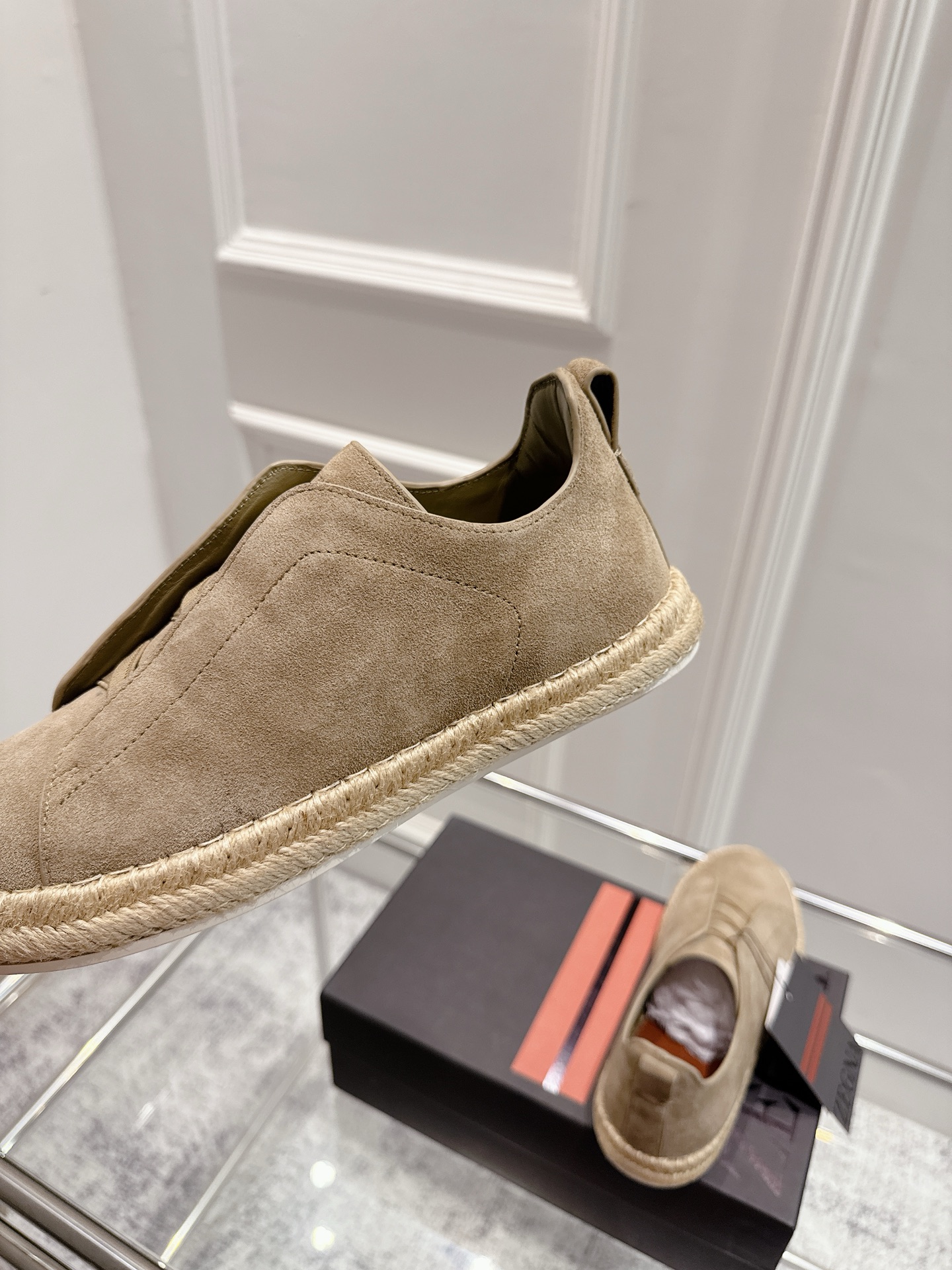 顶级版本:💰男款p888 Zegna杰尼亚 2025SS新款夏季新品休闲鹿皮奢华麻绳底一脚蹬渔夫鞋小白鞋单鞋男 Triple Stitch 是一款精致的休闲鞋履，饰有标志性三重交叉松紧细节，灵感源于三重手缝线迹造型，彰显了杰尼亚的悠久传承。这款皮革衬里鹿皮球鞋饰有骆马色装饰细节，采用便鞋鞋型且质感轻盈，配有灵活的橡胶外底，穿脱轻松，舒适不凡。鞋面油边工艺、鞋舌饰有标志性 Zegna 标识细节，彰显品牌风范。 面料：高丝光牛京、鹿皮 内里：牛皮 码数：38-46（38、45、46定做） 标准皮鞋尺码。注：可定做无标私聊 - 图片 9