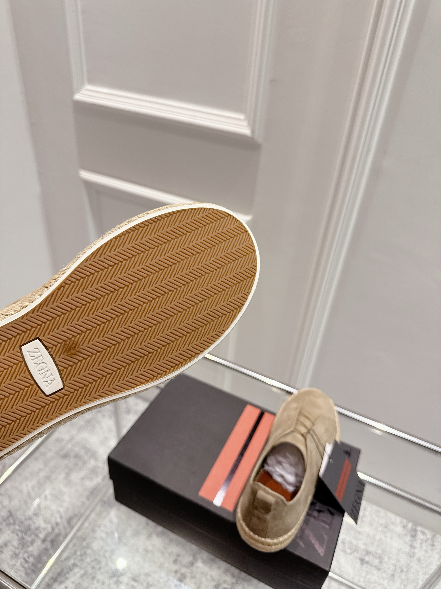 顶级版本:💰男款p888 Zegna杰尼亚 2025SS新款夏季新品休闲鹿皮奢华麻绳底一脚蹬渔夫鞋小白鞋单鞋男 Triple Stitch 是一款精致的休闲鞋履，饰有标志性三重交叉松紧细节，灵感源于三重手缝线迹造型，彰显了杰尼亚的悠久传承。这款皮革衬里鹿皮球鞋饰有骆马色装饰细节，采用便鞋鞋型且质感轻盈，配有灵活的橡胶外底，穿脱轻松，舒适不凡。鞋面油边工艺、鞋舌饰有标志性 Zegna 标识细节，彰显品牌风范。 面料：高丝光牛京、鹿皮 内里：牛皮 码数：38-46（38、45、46定做） 标准皮鞋尺码。注：可定做无标私聊 - 图片 8