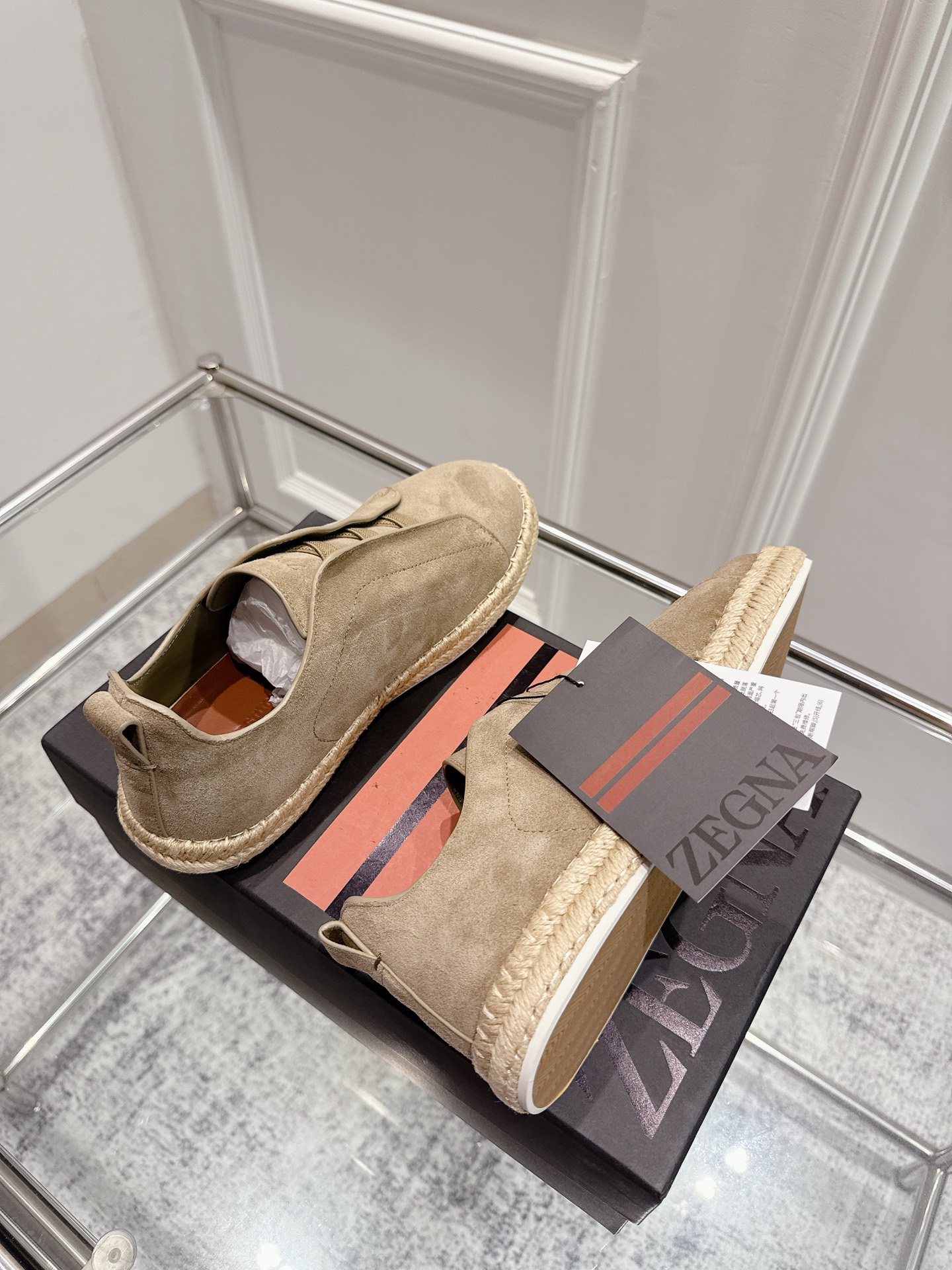 顶级版本:💰男款p888 Zegna杰尼亚 2025SS新款夏季新品休闲鹿皮奢华麻绳底一脚蹬渔夫鞋小白鞋单鞋男 Triple Stitch 是一款精致的休闲鞋履，饰有标志性三重交叉松紧细节，灵感源于三重手缝线迹造型，彰显了杰尼亚的悠久传承。这款皮革衬里鹿皮球鞋饰有骆马色装饰细节，采用便鞋鞋型且质感轻盈，配有灵活的橡胶外底，穿脱轻松，舒适不凡。鞋面油边工艺、鞋舌饰有标志性 Zegna 标识细节，彰显品牌风范。 面料：高丝光牛京、鹿皮 内里：牛皮 码数：38-46（38、45、46定做） 标准皮鞋尺码。注：可定做无标私聊 - 图片 6