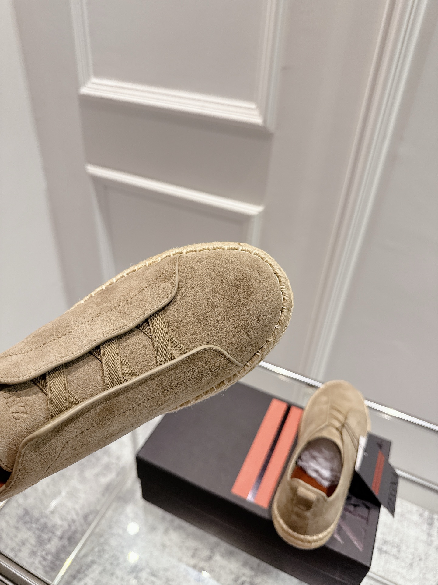 顶级版本:💰男款p888 Zegna杰尼亚 2025SS新款夏季新品休闲鹿皮奢华麻绳底一脚蹬渔夫鞋小白鞋单鞋男 Triple Stitch 是一款精致的休闲鞋履，饰有标志性三重交叉松紧细节，灵感源于三重手缝线迹造型，彰显了杰尼亚的悠久传承。这款皮革衬里鹿皮球鞋饰有骆马色装饰细节，采用便鞋鞋型且质感轻盈，配有灵活的橡胶外底，穿脱轻松，舒适不凡。鞋面油边工艺、鞋舌饰有标志性 Zegna 标识细节，彰显品牌风范。 面料：高丝光牛京、鹿皮 内里：牛皮 码数：38-46（38、45、46定做） 标准皮鞋尺码。注：可定做无标私聊 - 图片 7