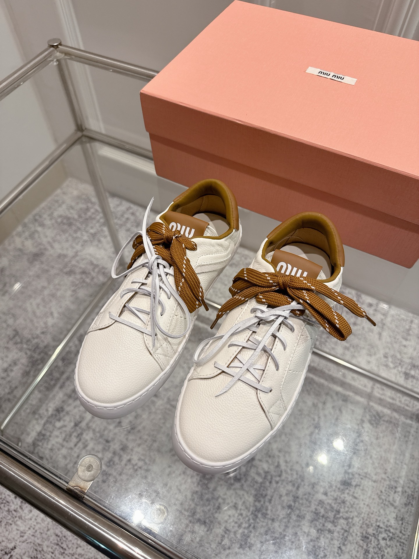 NO:461969,Purchase grade Miu Miu 25ss Miu Miu thick-soled biscuit bottom 25ss Spring and summer new British style lace-up white shoes Casual shoes Miu Miu show suitable and unique color polishing technology comes from the details of the Miu Miu series. The trend elements of the new season are one of the most beloved concepts at this moment, diverse collisions, conveying modern style~ It looks good no matter how you wear it. This summer's fashionable girl's favorite looks not very comfortable. It is super comfortable to wear. The imported original cowhide inner sheepskin. The original sole of the sole. Size#35-41 (40 41 custom made without return or exchange), casual shoes/sports shoes, miumiu, sneakers, cowhide, sheepskin19860909代购级 Miu Miu 25ss 缪缪厚底饼干底 25ss 春夏新款英伦风系带 小白鞋 休闲鞋 MiuMiu秀场适当独一无二的擦色工艺工艺来自Miu Miu系列的细节特写 新季的潮流要素一 此刻挚爱的概念,多元对撞,传达现代风格~ 怎么穿都好看今夏时髦精最爱 看起来不怎么舒服 上脚超级舒服 面料进口原版牛皮 内里羊皮 大底原版鞋底 Size#35-41（40 41订做不退换）,休闲鞋/运动鞋,miumiu,sneakers,cowhide,sheepskin,Women's Shoes