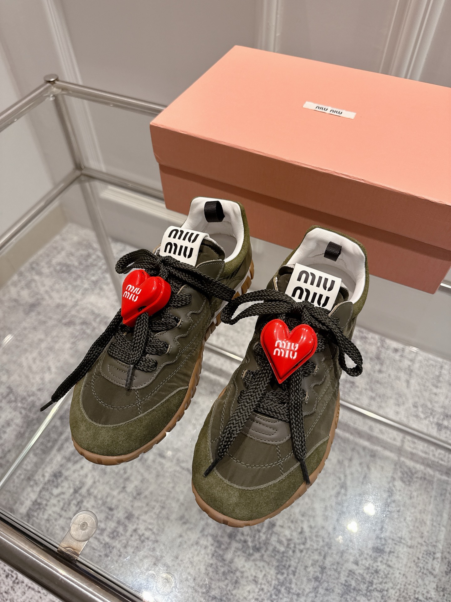 NO:461965,60 MiuMiu 25ss Spring and summer new style Cookie shoes Forrest Gump shoes Casual sneakers Miumiu latest hit Avant-garde and bold design Miu Miu style incorporates the simple lines of this thick-soled canvas sneakers Chic logo adorned on the tongue and back Embellished retro design Add iconic elements Thick-soled design defines avant-garde modern style Original custom fabric / ox back velvet Inside original imported soft lamb wool Original open mold anti-slip rubber outsole Size 35-40, casual shoes / sneakers, miumiu, sneakers19860909代购级配饰60 MiuMiu 缪缪 25ss 春夏新款 饼干鞋 阿甘鞋休闲运动鞋 miumiu最新爆款 前卫大胆的设计 Miu Miu风格融于此款厚底帆布运动鞋的简约线条 别致徽标饰于鞋舌与背面 点缀复古设计 平添标志性元素 厚底设计定义前卫的现代风格 面料原版定制布料/牛反绒 内里原版进口柔软羊羔毛 原版开模防滑橡胶大底 码数35-40,休闲鞋/运动鞋,miumiu,sneakers,Women's Shoes