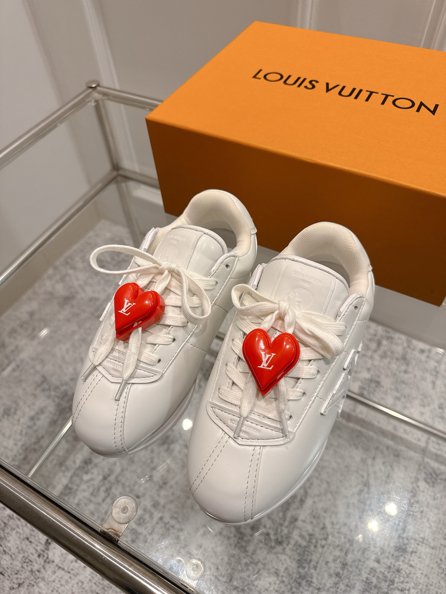 NO:461959,Dongguan goods couples, women, accessories 60 LV Louis Vuitton, Fidong, co-branded, catwalk style, fat den, thick sole, casual sports shoes, Forrest Gump shoes This series includes from simple-style sports shoes to eye-catching running shoes. LV stands out with its signature thick sole and modern aesthetics, while other styles use luxurious suede, leather and canvas materials. Some sports shoes are designed with futuristic design, emphasizing functionality and comfort, and moving towards sports-style luxury shoes. Delivery counter exquisite packaging Fabric: Original custom-made top leather Inner: Imported breathable net Sole: Original open mold-proof TPU material Thick sole 3CM Size: Women's 35-40 / Men's 39-46, casual shoes/sports, louis vuitton, louis  vuitton,sneakers,cowhide,chamois leather19860909东莞货情侣款 女男,配饰60 LV路易威登 菲董 联名 走秀款 胖丁 厚底 休闲 运动鞋 阿甘鞋 此次系列包括从简约风格的运动鞋到引人注目的跑鞋.LV以其标志性的厚底和现代美学脱颖而出,而其他款式则采用了奢华的麂皮、皮革和帆布等材质.一些运动鞋设计富有未来感,强调功能性与舒适性,并向运动风格的奢华鞋履迈进 配送专柜精美包装 面料 : 原版定制头层牛皮 内里 : 进口透气网里 鞋底 : 原版开模防滑TPU材质 底厚 3CM Size : 女款35-40 / 男款39-46,休闲鞋/运动鞋,louis vuitton,louis vuitton,sneakers,cowhide,chamois leather,Women's Shoes