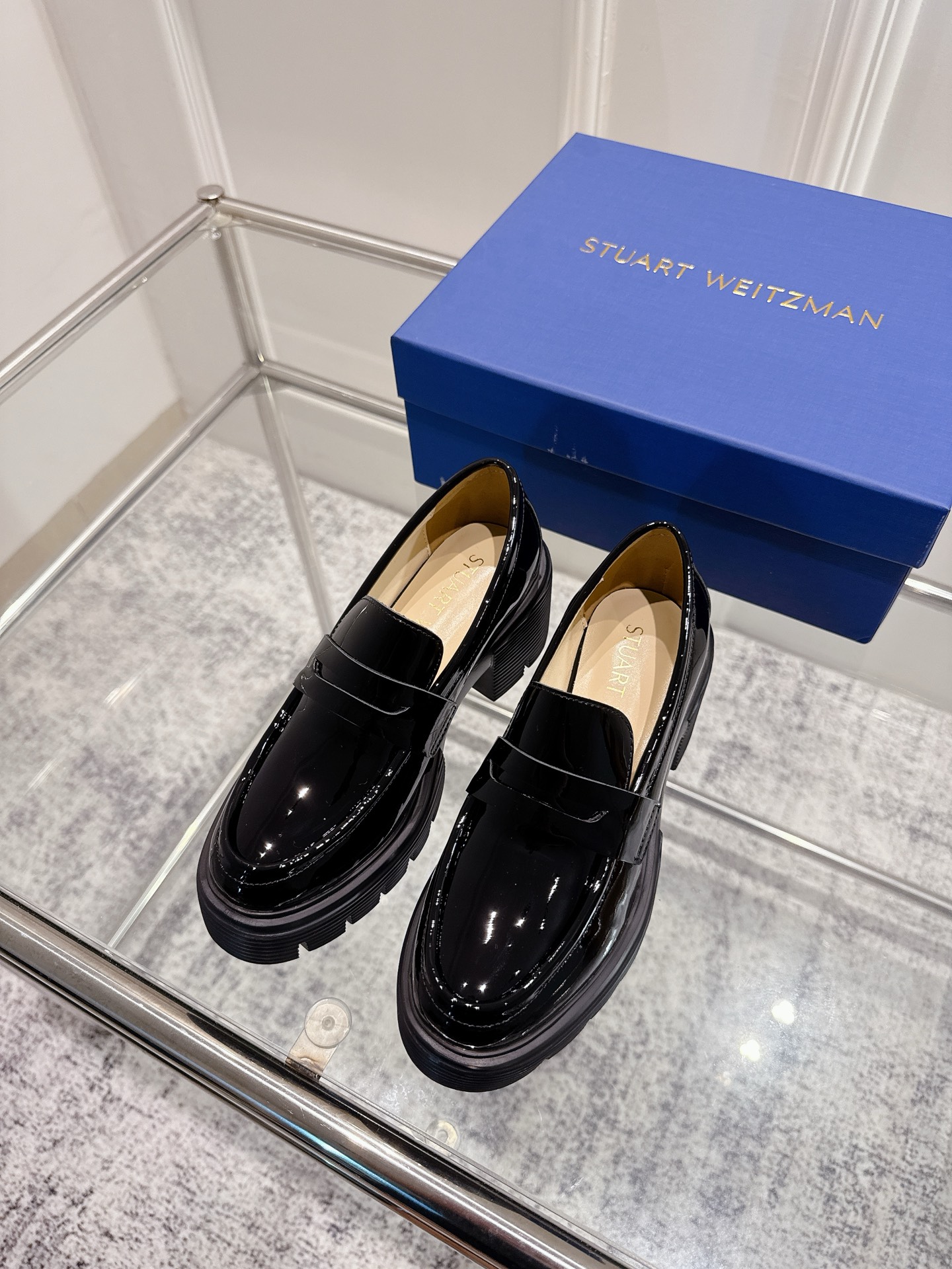 NO:461947,Top version Stu*art Weitzma SW2025 new loafers Sw loafers!  Loafers have been released a lot, and many people are still looking forward to new styles, so SW will arrange them for you immediately as soon as it is available!  This loafer is very simple and classic in itself. The upper is super soft, cow patent leather, with an open bead upper, and the leather texture is very rich. The inner mixed-bred sheepskin is comfortable on the feet. The original open molded sole size 35-41 (customized for 40.41), loafers, stuart weitzman, loafers, sheepskin19860909顶级版本 Stu*art Weitzma SW2025新款乐福鞋 Sw乐福鞋！乐福鞋出过不少了,还是有很多人一直期待着新的款式,所以SW一有货就马上为你们安排上了！ 这款乐福鞋本身就很简约经典 鞋面超柔软牛漆皮,开边珠鞋面,皮质质感爆棚 内里混种羊皮上脚舒服 大底原版开模大底 尺码35-41(40.41定制),乐福鞋,stuart weitzman,loafers,sheepskin,Women's Shoes