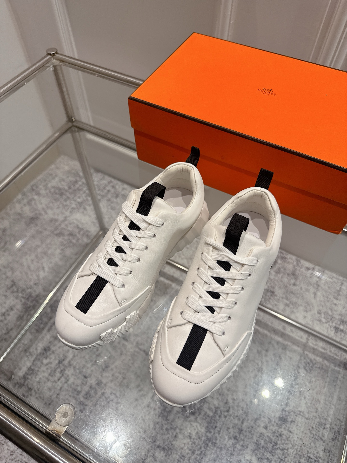 NO:461940,Hermes Top version #women, Hermes H-H family classic couple style casual sneakers Couple style casual sports dad shoes combine high-tech canvas and suede goatskin, and exaggerated 'H' letters on the rubber sole, italic design and bright colors show vitality, continuing the brand design inspiration. Walking around the city lightly, feeling unrestrained and comfortable. Delivery counter exquisite packaging, original fabric, special fabric and beef velvet, breathable mesh fabric + water dyed beef lining, large sole open mold TPU + rubber foam material, bottom thickness 3CM, size 35-45, casual shoes/sports shoes, hermes, hermes, sneakers, sheepskin, chamois leather19860909Hermes 顶级版本#女男 爱马仕H家经典情侣款 休闲运动鞋 情侣款休闲之履运动老爹鞋结合高科技帆布与麂皮山羊皮,在橡胶鞋底上饰以夸张“H”字母,斜体设计和鲜艳色彩展现活力,延续品牌设计灵感.轻盈漫步都市,感受无拘舒适. 配送专柜精美包装 面料原版材质特殊布料和牛反绒 内里透气网布+水染牛里 大底开模TPU+橡胶发泡材质 底厚3CM 码数35-45,休闲鞋/运动鞋,hermes,hermes,sneakers,sheepskin,chamois leather,Women's Shoes