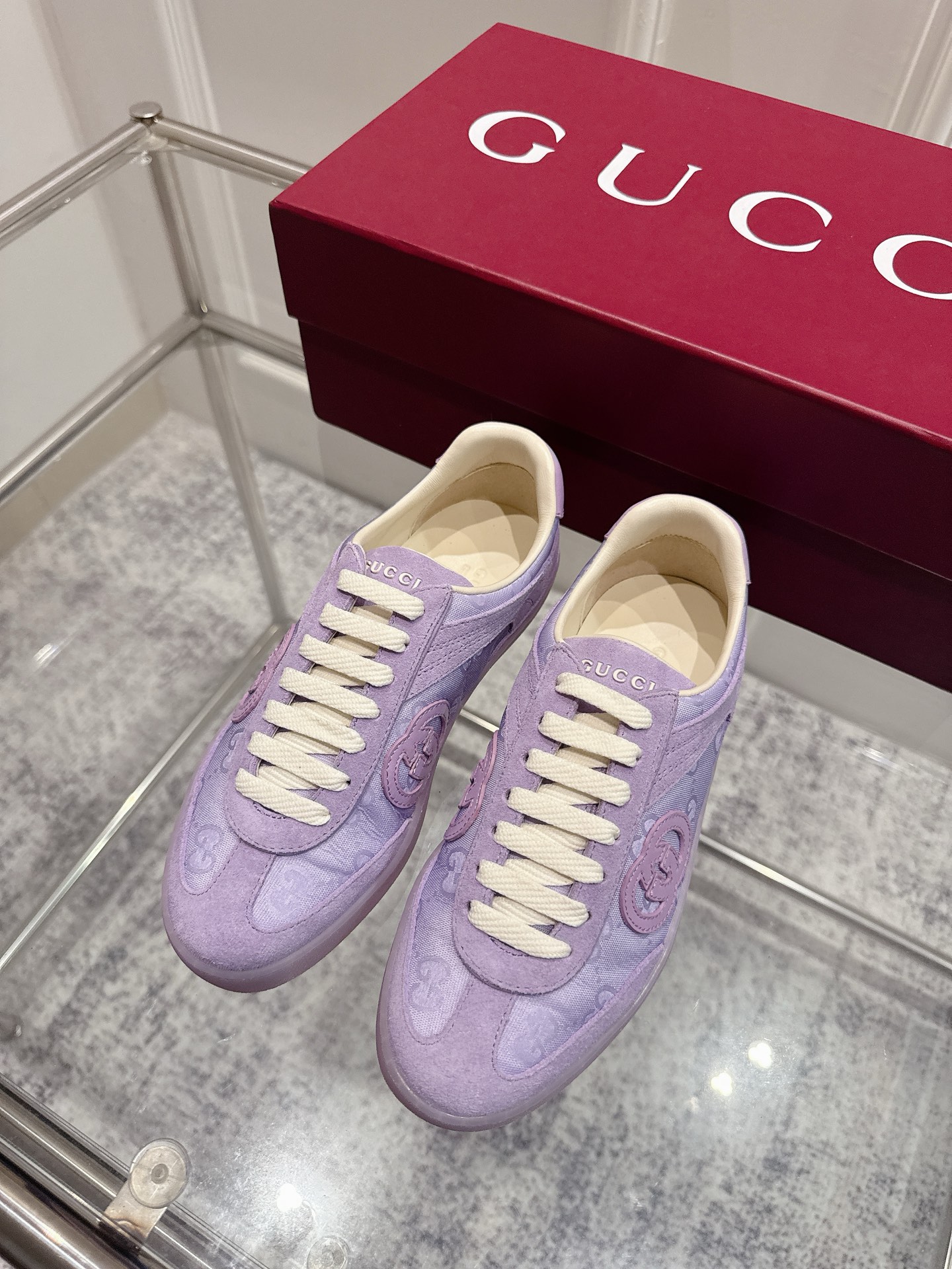 NO:461993,Purchase grade Gucci - couples's model of moral training shoes; Forrest Gump shoes; sports shoes... Classic retro style @ the never faded Forrest Gump shoes, absolutely must-have for everyone to get... Original custom cow leather/beef reverse sued fabric, cow leather footbed, TPU original sole, tongue heel embroidery logo... Women's 35-40/men's 39-45 regular size, casual shoes/sports shoes, gucci, sneakers, cowhide19860909代购级 Gucci——情侣款德训鞋；阿甘鞋；运动鞋…… 经典复古范@永不褪色的阿甘训德鞋,绝对人手入必的德训运动鞋…… 原版定牛制皮/牛反绒面料,牛皮垫脚,TPU原版底,鞋舌鞋跟刺绣Logo…… 女35-40/男39-45正码,休闲鞋/运动鞋,gucci,sneakers,cowhide,Women's Shoes