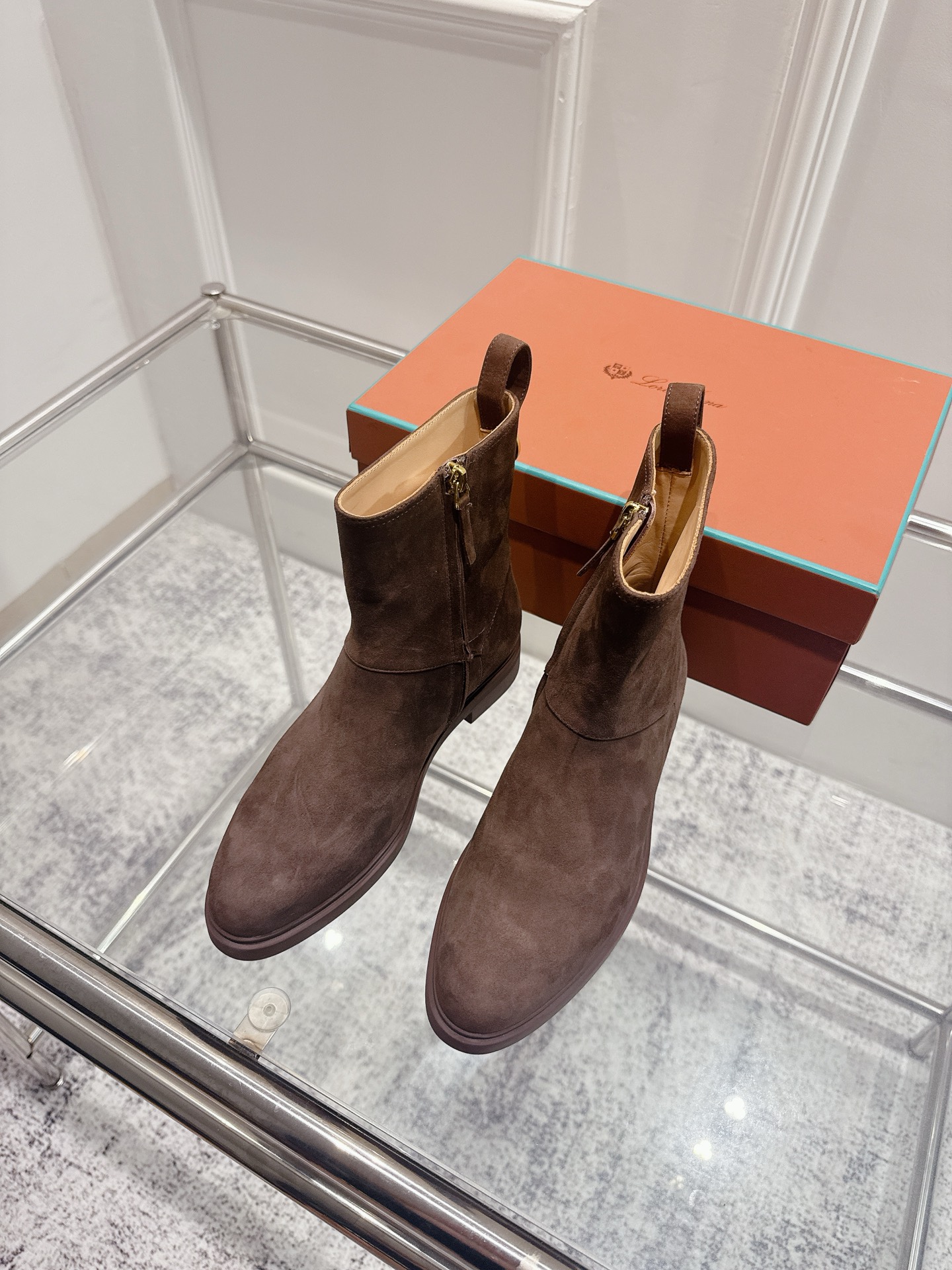 NO:461987,Purchase grade Loro Pian*25s spring and summer new style, minimalist retro side zipper flat boots, a very minimalist retro style, the upper is a simple matte cowhide surface, only pure cowhide texture, only the boot barrel has a gold ring, and the side zipper is more invisible and more convenient to put on and take off!  The inner lining is also made of a ox lining, which is wear-resistant and easy to wear. The overall boot is relatively short, so the overall weight is super light!  Rubber outsole is softer and easier to walk~ Material cowhide, inner cow, outsole rubber outsole, shoe size 35-39/40 41 Customized non-return, boots, loro piana, boots, cowhide19860909代购级 Loro Pian*25s春夏新款 极简复古侧拉链平底短靴 非常极简复古的款式,鞋面整体就是哑光牛皮面的简单制作,只有纯粹的牛皮质感,唯有靴筒上多了圆环金色,侧面拉链更隐形也更方便穿脱！内里也是采用牛里制作,耐磨又好穿～整体靴筒比较短,所以整体重量超级轻便！橡胶大底更柔软好走哦～ 材质牛皮 内里牛里 大底橡胶大底 鞋码35-39/40 41定制不退换,靴子,loro piana,boots,cowhide,Women's Shoes