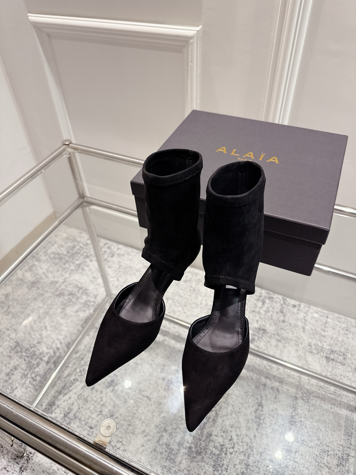 NO:461972,Purchase grade #Alaiya's new elastic suede leather short boots are launched, long legs cheating artifact, slight high heels physically extend the leg lines, black boots, visual slimming legs, double buffs, folding legs, longer legs, more 5cm, make charming pictures women Size35-39 (40/41 custom-made, no return or exchange), boots, boots19860909代购级 ＃阿莱亚新款弹力绒面皮短靴上线 腿长作弊神器 心细高跟物理延长腿部线条 黑色系靴筒视觉瘦腿双buff叠满让腿长多偷5cm 做魅力圖女人 Size35-39（40/41定制不退换）,靴子,boots,Women's Shoes