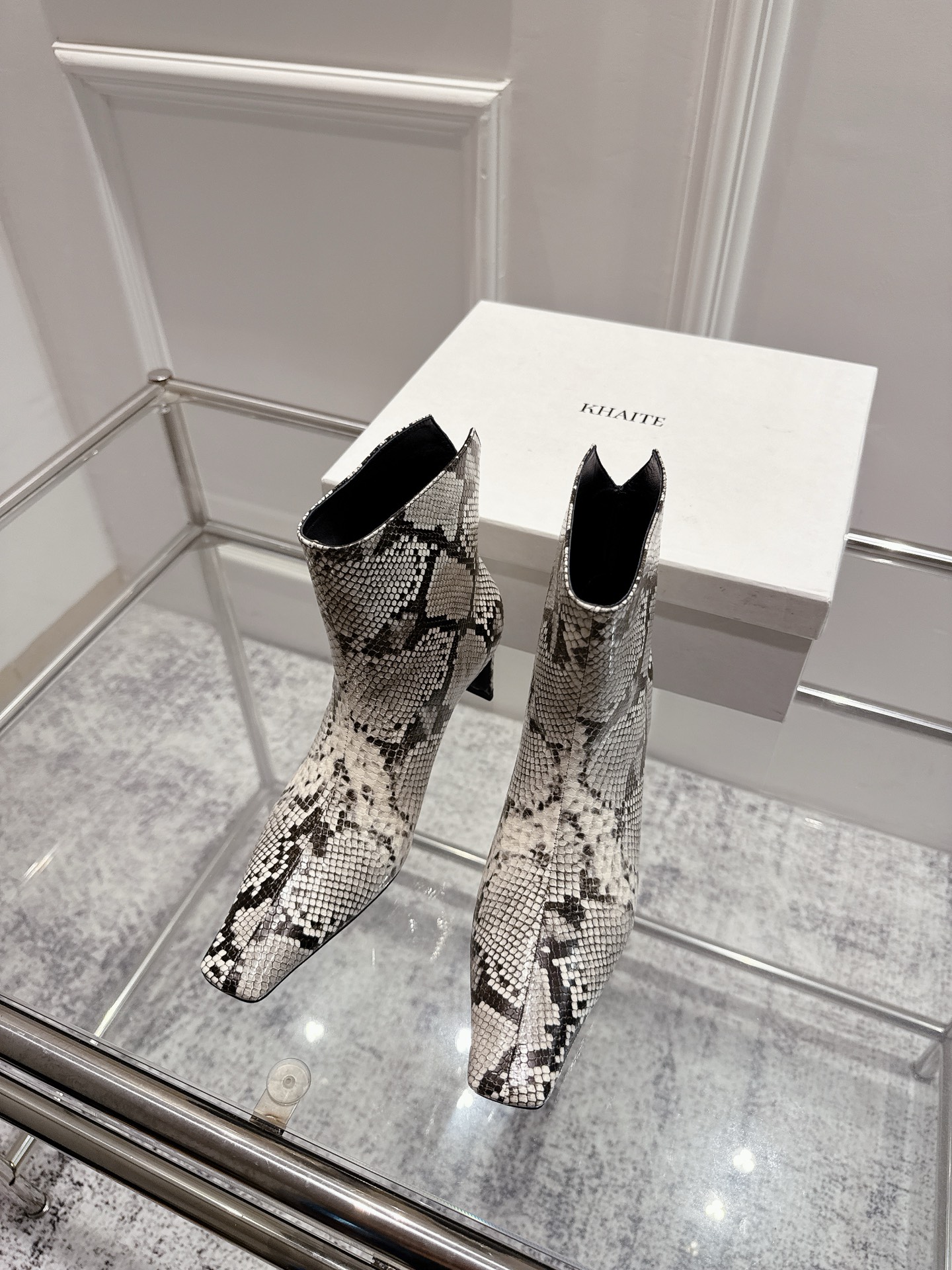 NO:461961,Purchase grade khaite 25ss autumn and winter new product flat heel small square toe nude boots side zippered short boots!  Fashionable minimalist square head with flat heel design, chic and versatile and stable feet, and there is no need to think about matching. The dress and short skirt are very good-looking. The original custom lambskin/suede/snakeskin inner footbed crystal sheepskin imported from Italy Size#35-40 (40 custom made without return and exchange), boots, boots, skirts, sheepskin, snakeskin, chamois leather, Leather soles19860909代购级 khaite 25ss秋冬新品平跟小方头裸靴侧拉链短靴！ 时髦极小简方头搭配平跟的设计 潇洒百搭而且脚感很稳 而且在搭配上不用多做思考 连衣裙和小短裙都非常好看. 鞋面原版定制小羊皮/麂皮/蛇皮 内里垫脚水晶羊皮 意大利进口真皮大底 Size#35-40（40定做不退换）,靴子,boots,skirts,sheepskin,snakeskin,chamois leather,Leather soles,Women's Shoes