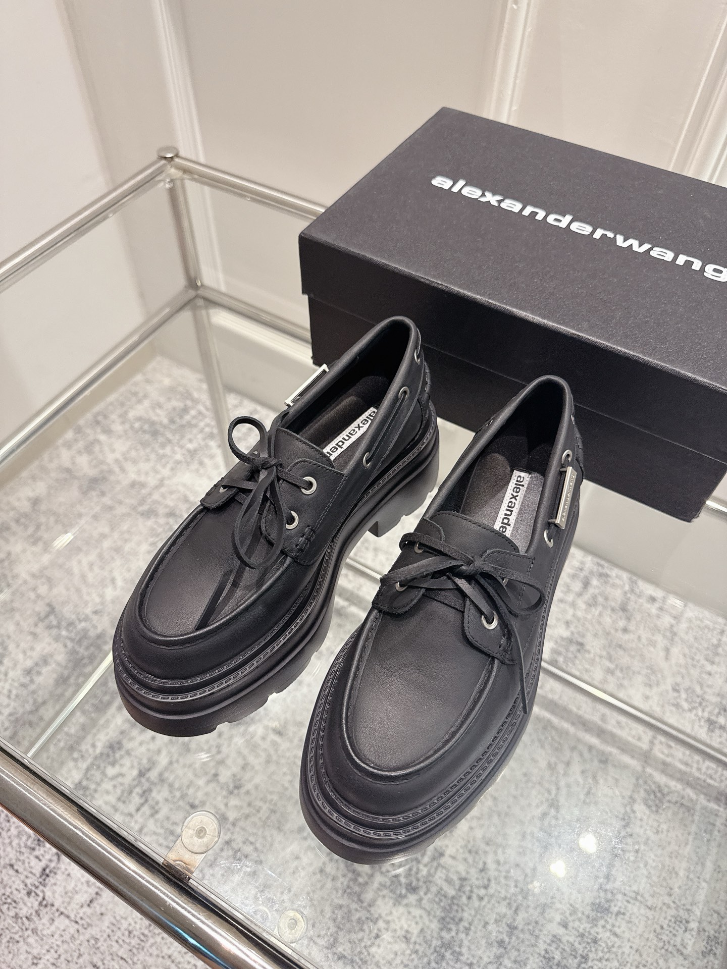 NO:464160,Purchasing grade Alexander Wang aw carter Jennie This pair of thick-soled loafers is amazing. The same loafers come from the HaileyBieber shoes!  Compared with the previous old models and your family, the new model looks taller and slimmer. In addition to the classic black, there is also burgundy, which is both low-key and useless color matching. Bright Pipi Ge is paired with the iconic brand metal logo, and the 5cm thick bottom design can easily have long legs!  Size35-39 (40/41 custom-made non-return and exchange), loafers, alexander wang, cartier, loafers19860909代购级 Alexander Wang aw carter Jennie 大王这双厚底乐福鞋好绝,同款乐福鞋来自亚力山大王 HaileyBieber撞鞋！ 新款相比之前的老款和你家的显高显瘦,除了经典黑色外,还有酒红色,都是低调白搭的配色 亮皮皮哥搭配标志性的品牌金属徽标,加上5cm厚底设计轻松拥有大长腿！Size35-39（40/41定制不退换）,乐福鞋,alexander wang,cartier,loafers,Women's Shoes